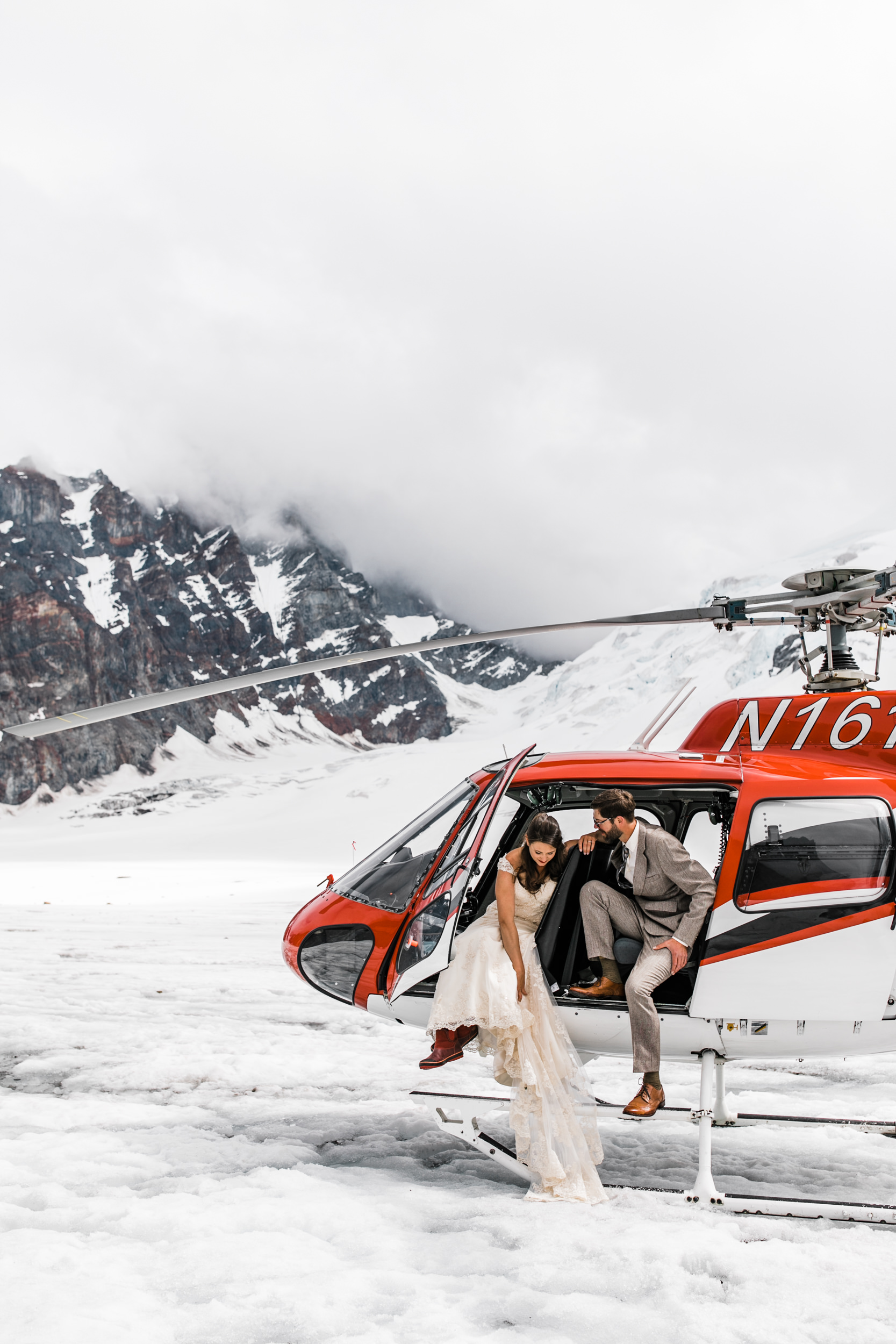 helicopter flightseeing tour in denali national park | alaska destination elopement inspiration | heli wedding in alaska | the hearnes adventure photography | www.thehearnes.com