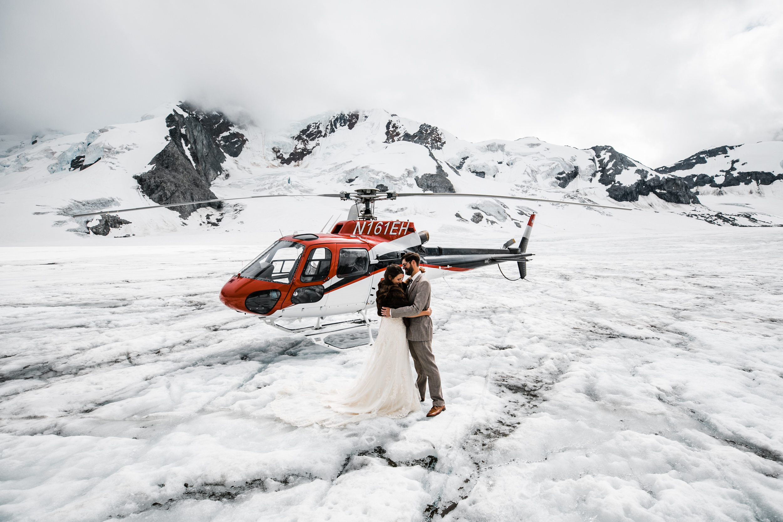 helicopter flightseeing tour in denali national park | alaska destination elopement inspiration | heli wedding in alaska | the hearnes adventure photography | www.thehearnes.com