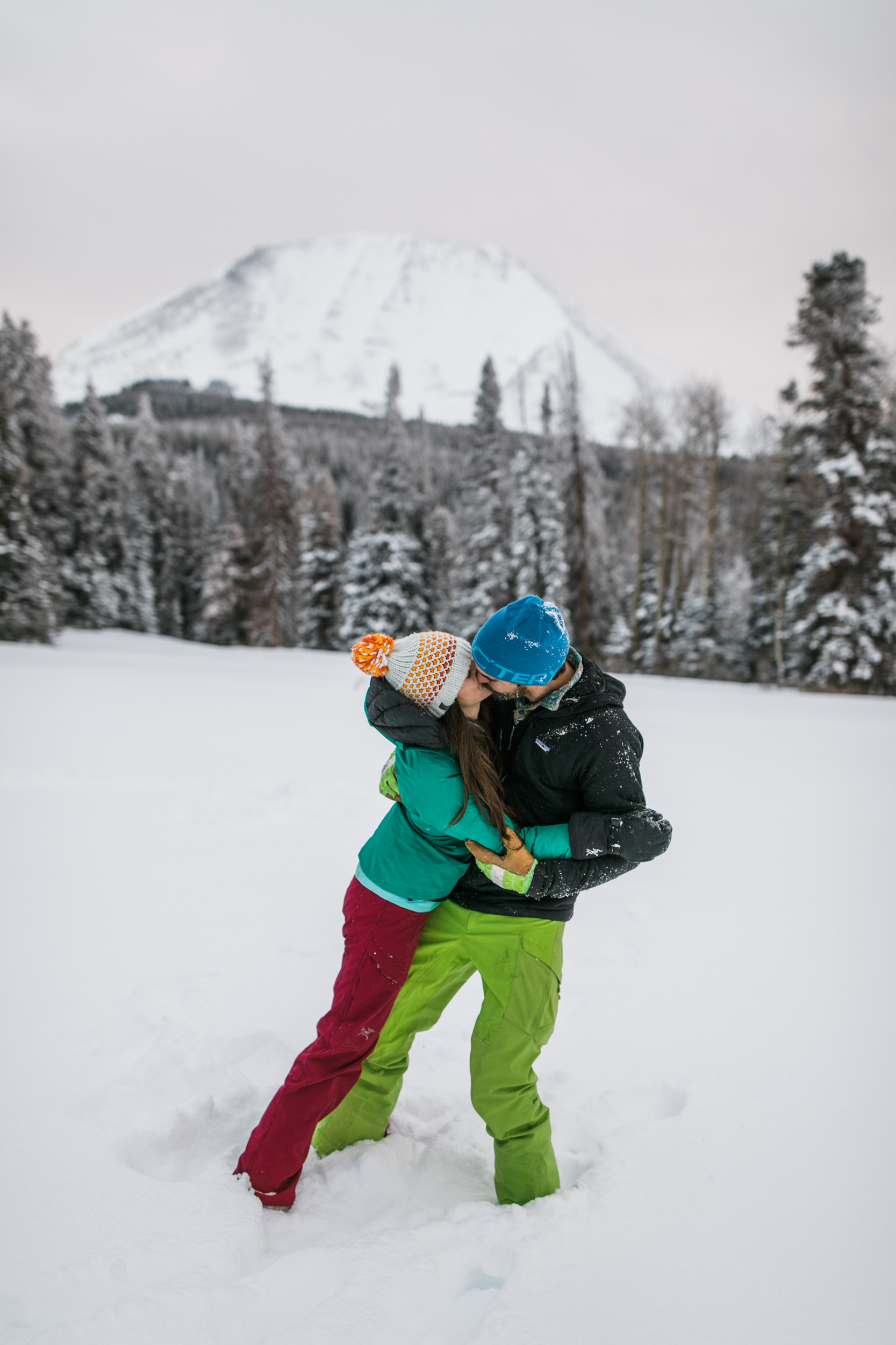 adventure engagement session cross country skiing in the mountains near moab | yurt elopement inspiration | the hearnes photography