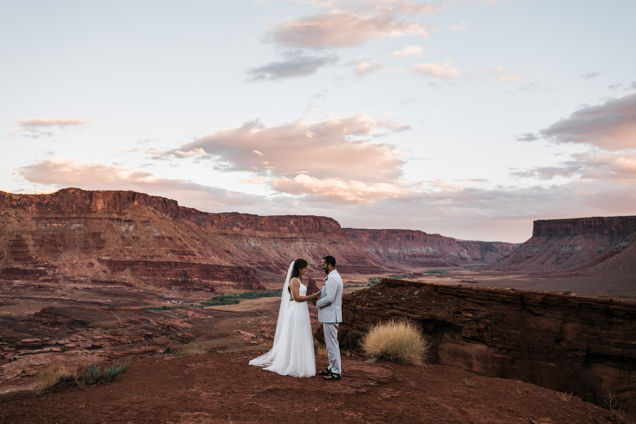 arches national park elopement | rainy wedding day | jeeping wedding in moab utah | the hearnes adventure photography