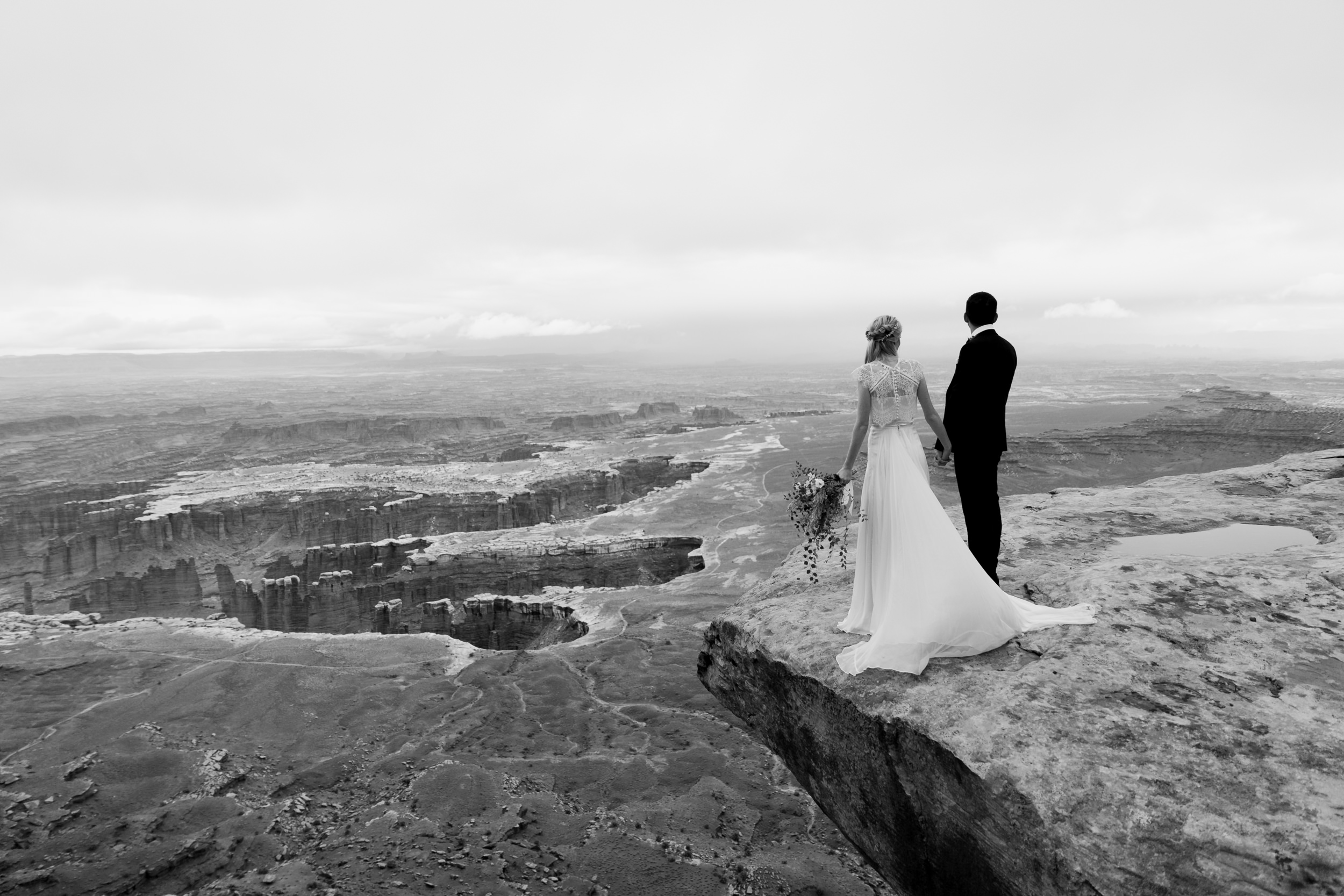 canyonlands national park elopement inspiration | moab utah wedding bridals | the hearnes adventure photography