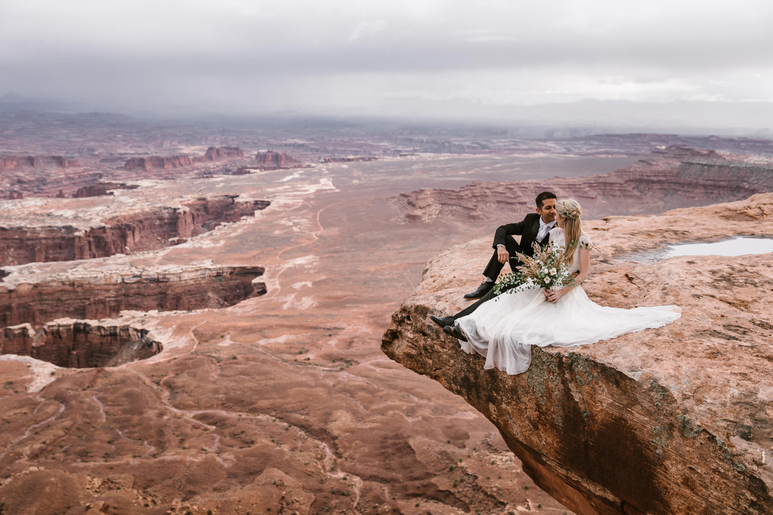 canyonlands national park elopement inspiration | moab utah wedding bridals | the hearnes adventure photography