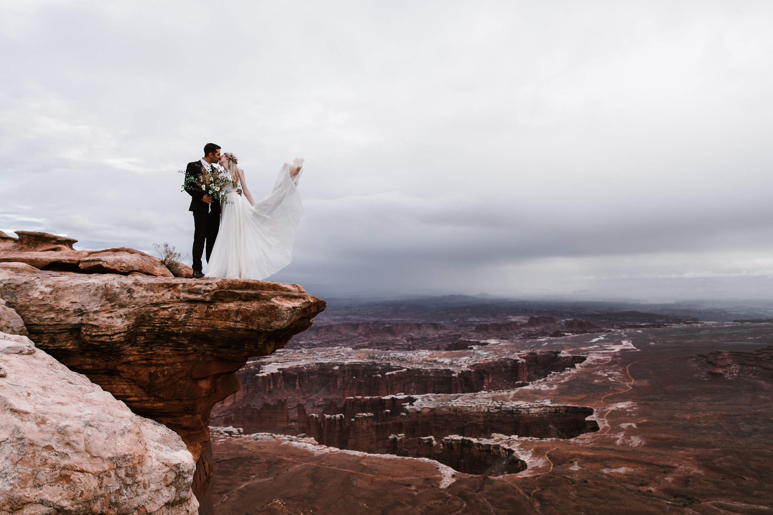 canyonlands national park elopement inspiration | moab utah wedding bridals | the hearnes adventure photography