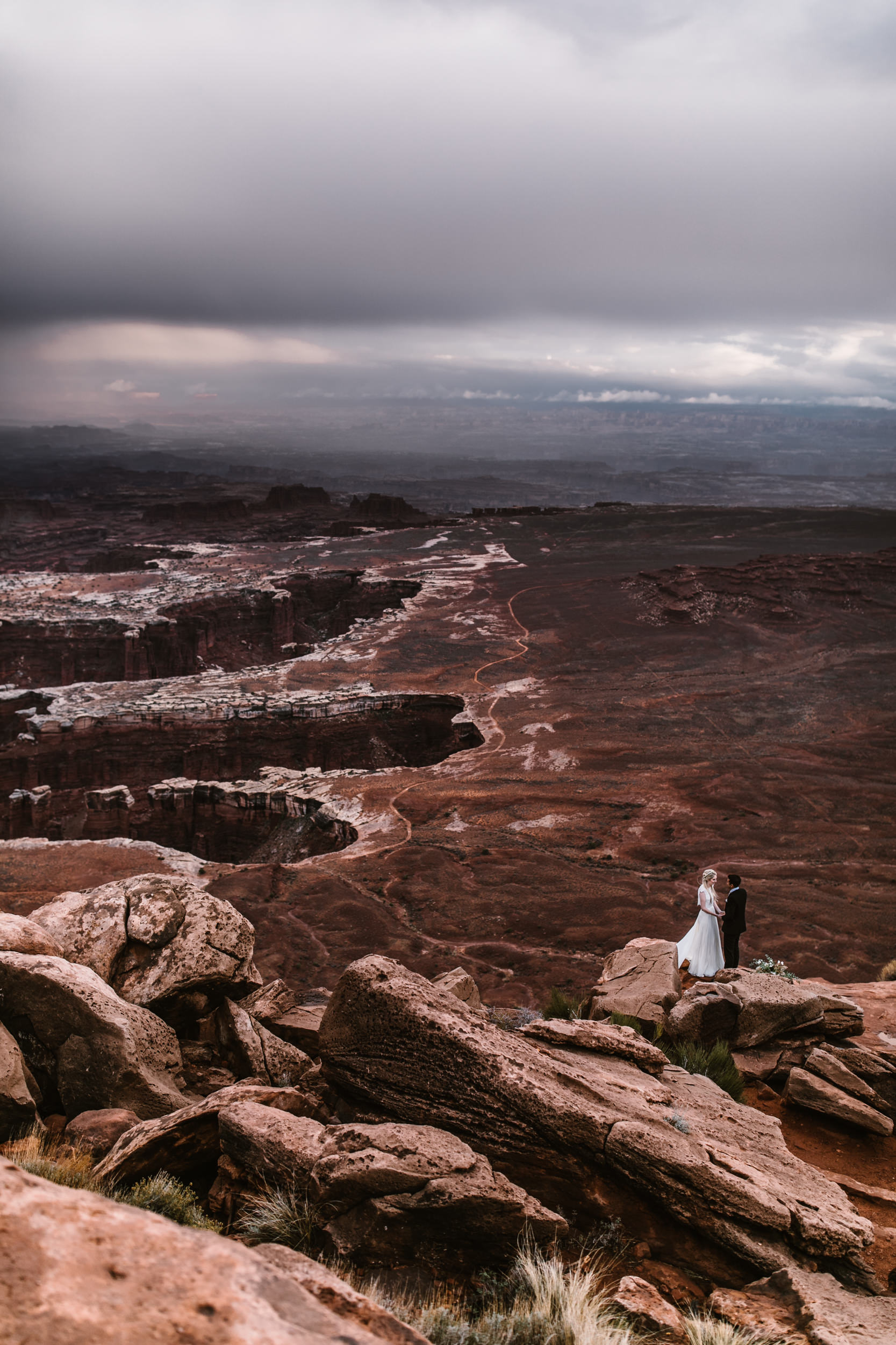 canyonlands national park elopement inspiration | moab utah wedding bridals | the hearnes adventure photography