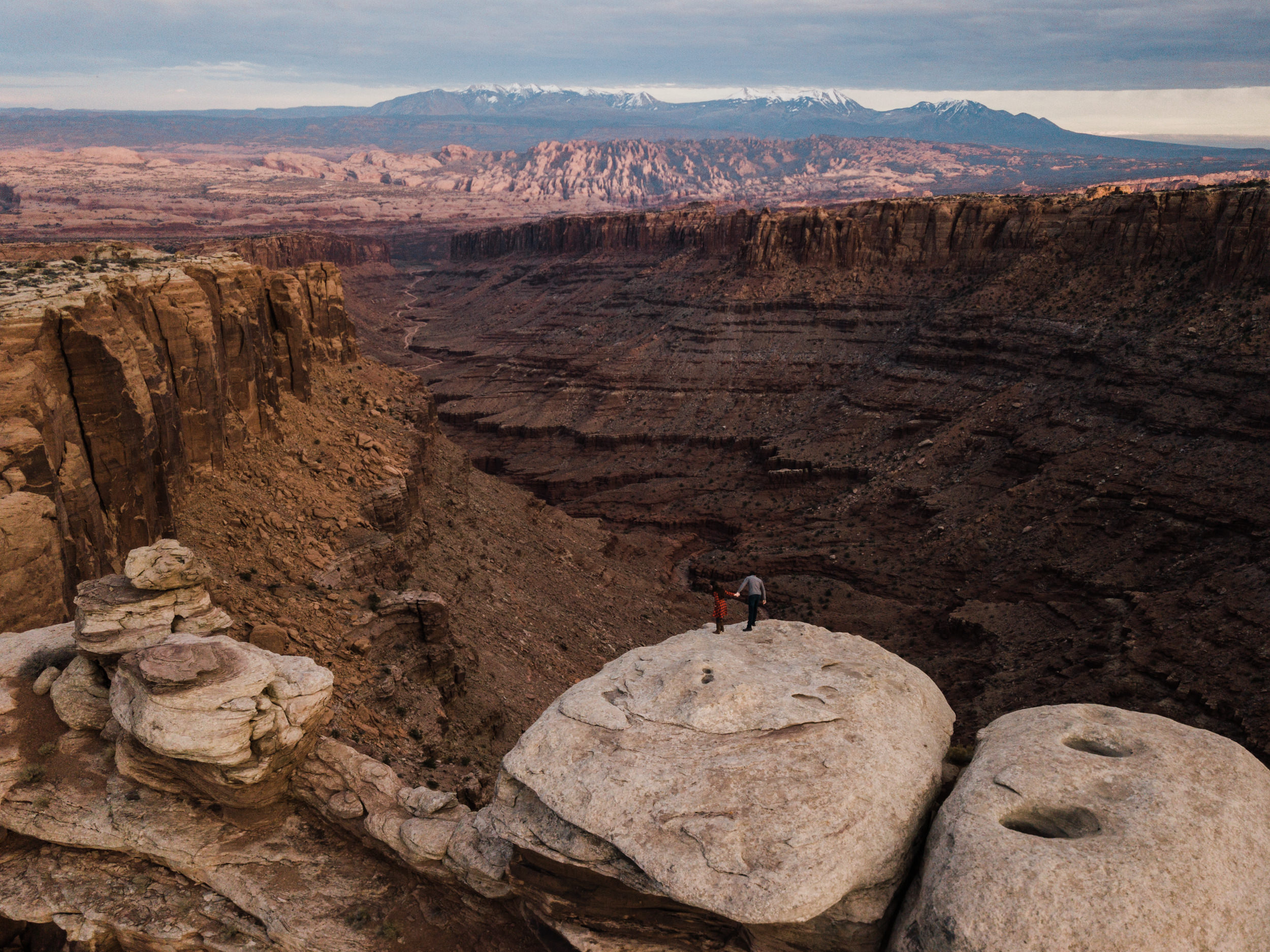 van life engagement photos | outdoor picnic in Moab, Utah | charcuterie and wine in the desert | the hearnes adventure photography