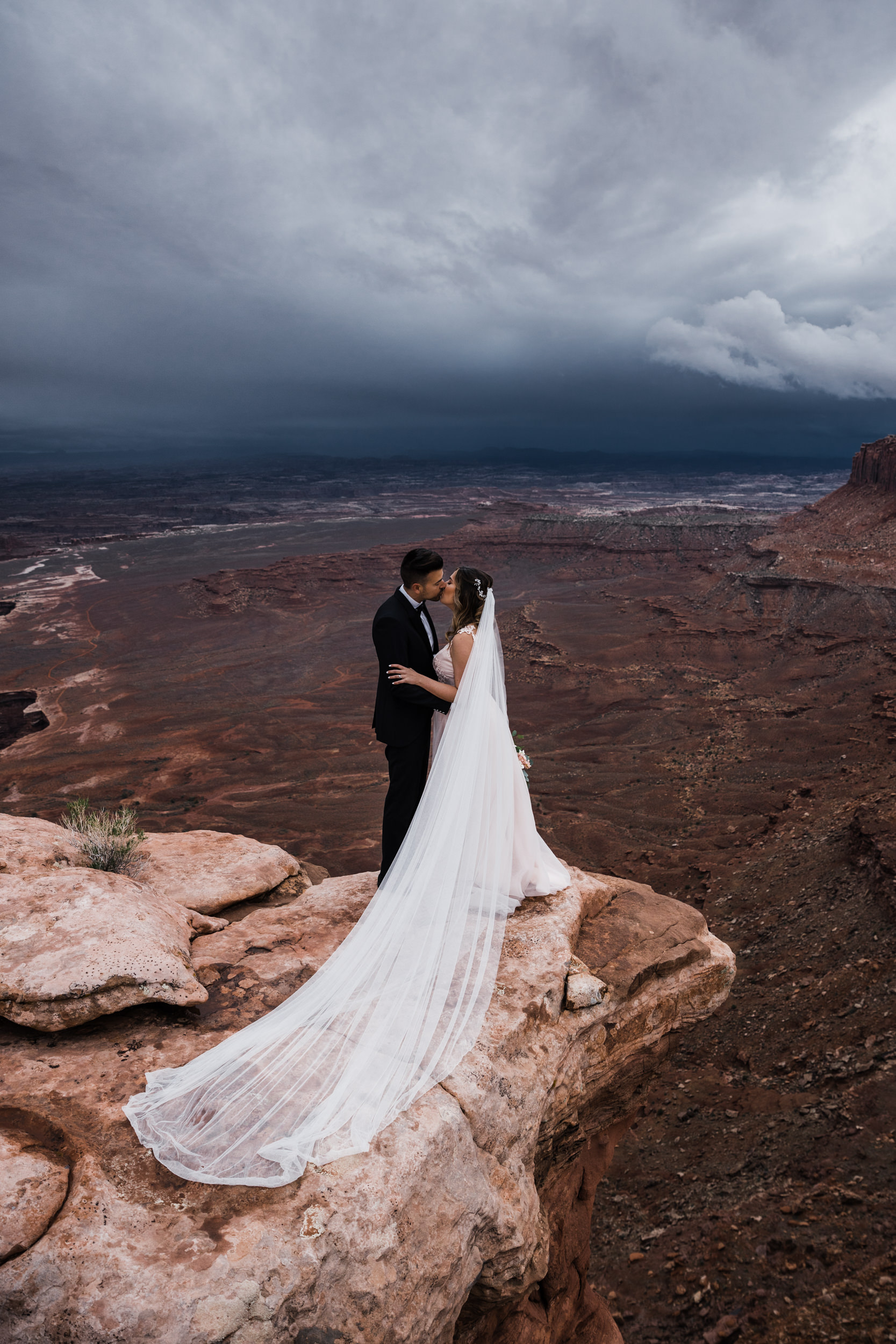 Hearnes-Elopement-Photography-Canyonlands-National-Park-Moab-Wedding-17.jpg