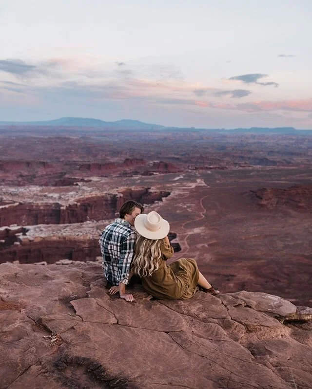 Some of our old friends from college passed through Moab for half a day so we brought them out to our favorite sunset spot and gave them a glimpse of why we made this desert our home ✨🏜 And today is @katie__sansom birthday sooo happy birthday buddy!! Come back soon!