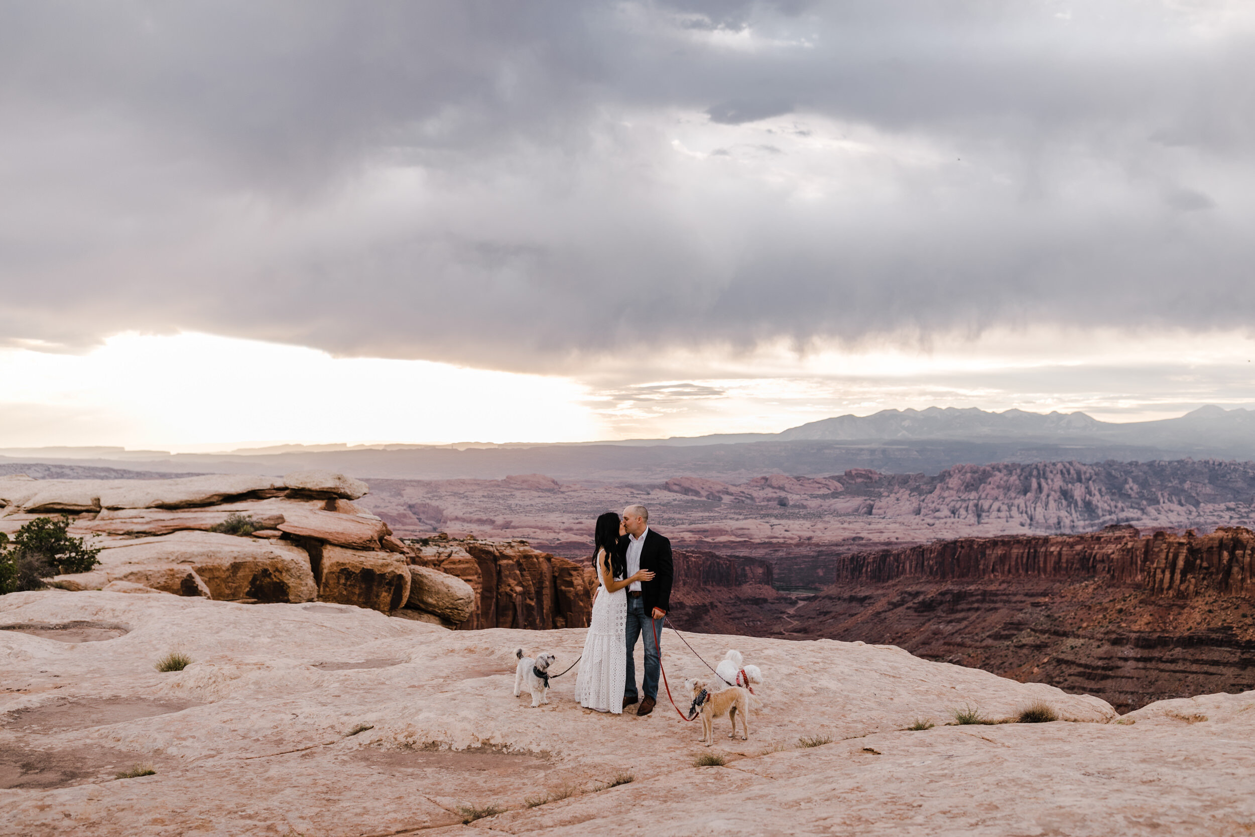 kimi + brett’s sunrise engagement photos in Moab, Utah with their dogs | utah elopement photograpehrs | the hearnes adventure photography