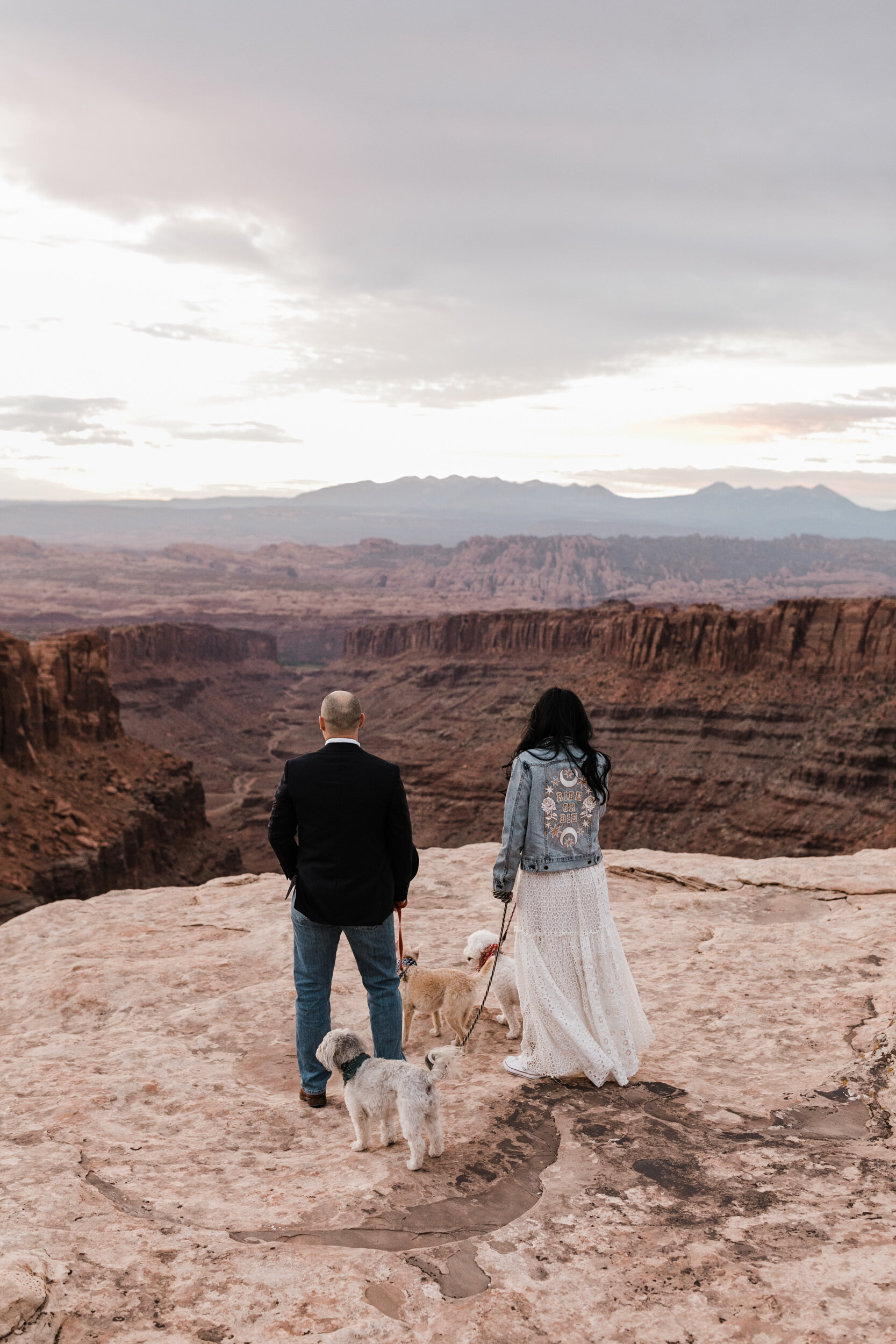 kimi + brett’s sunrise engagement photos in Moab, Utah with their dogs | utah elopement photographers | the hearnes adventure photography