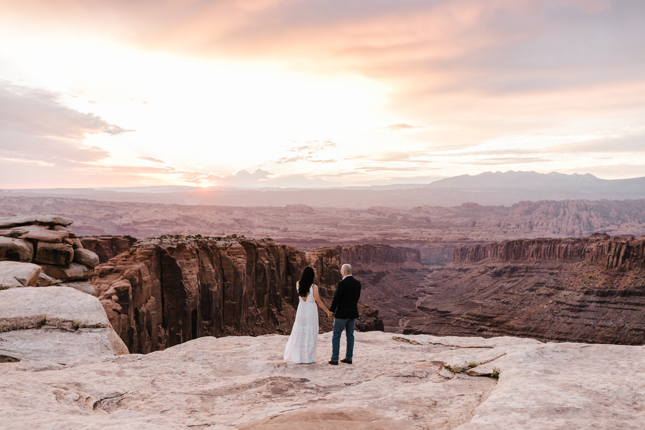 kimi + brett’s sunrise engagement photos in Moab, Utah with their dogs | utah elopement photographers | the hearnes adventure photography