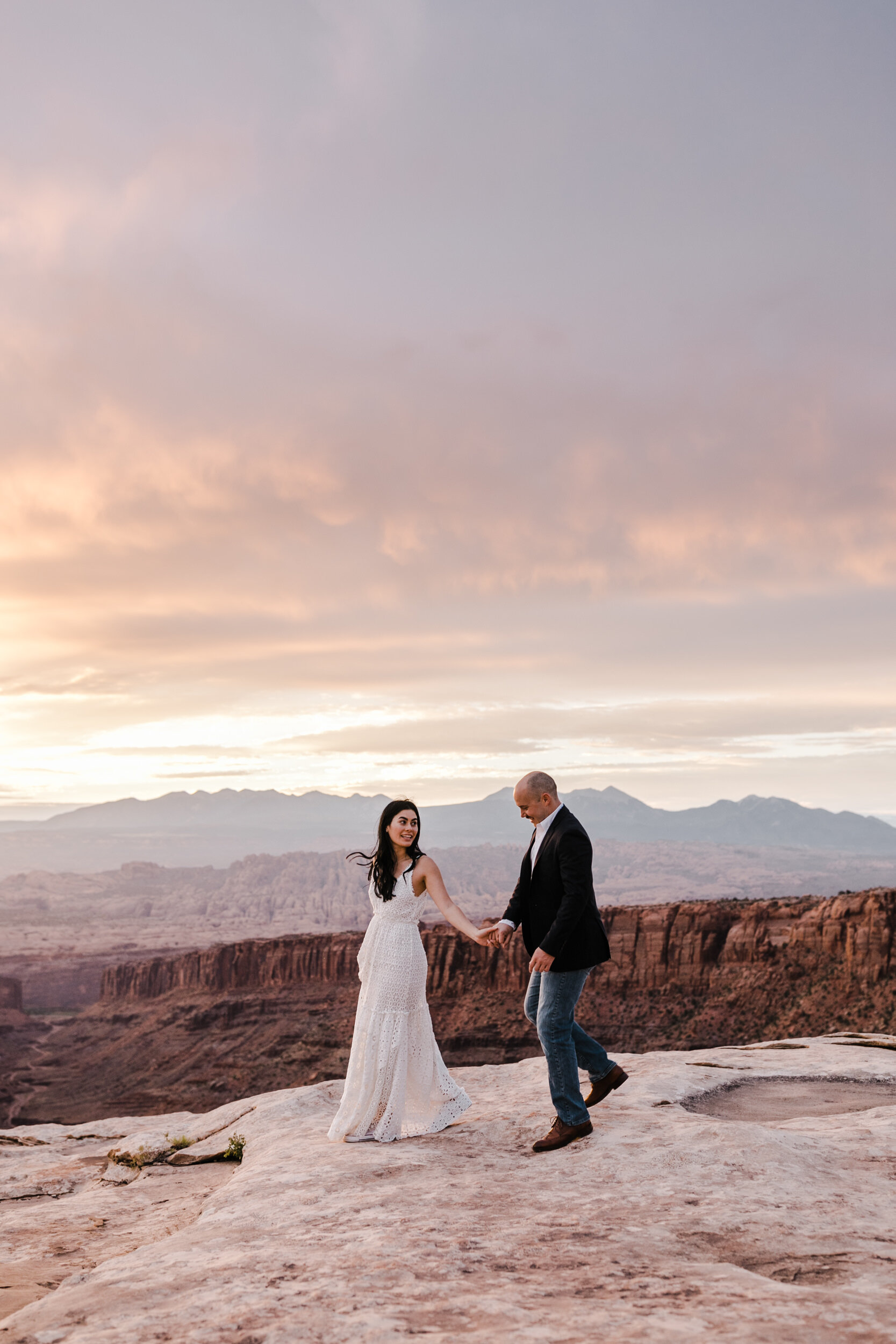 kimi + brett’s sunrise engagement photos in Moab, Utah with their dogs | utah elopement photographers | the hearnes adventure photography