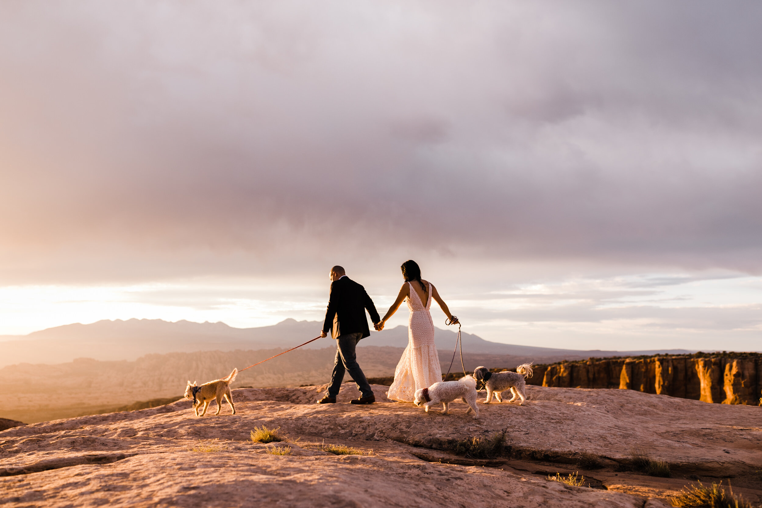 kimi + brett’s sunrise engagement photos in Moab, Utah with their dogs | utah elopement photographers | the hearnes adventure photography