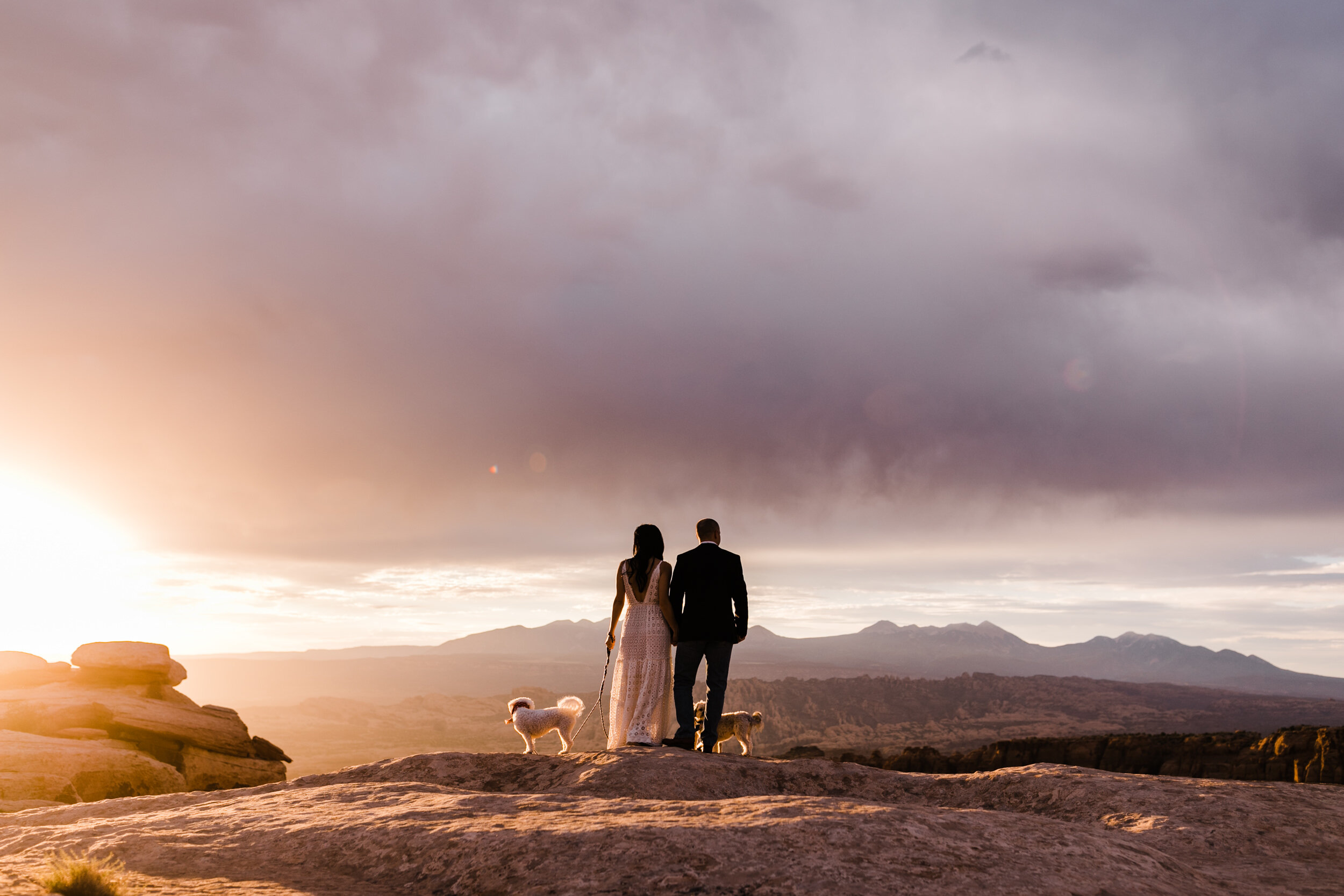 kimi + brett’s sunrise engagement photos in Moab, Utah with their dogs | utah elopement photographers | the hearnes adventure photography