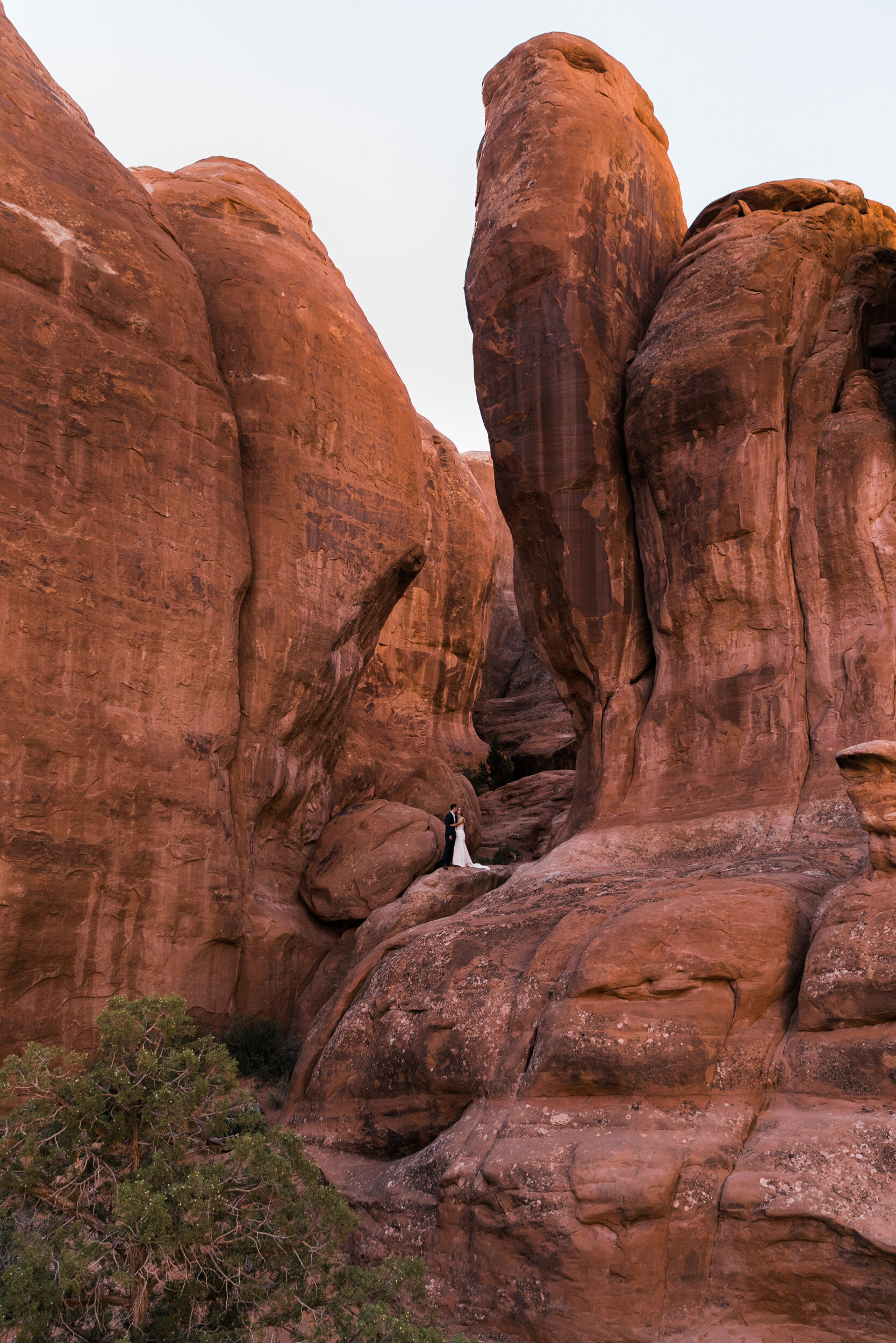 Sunrise elopement first look in Arches national park  | moab adventure wedding | the hearnes photography