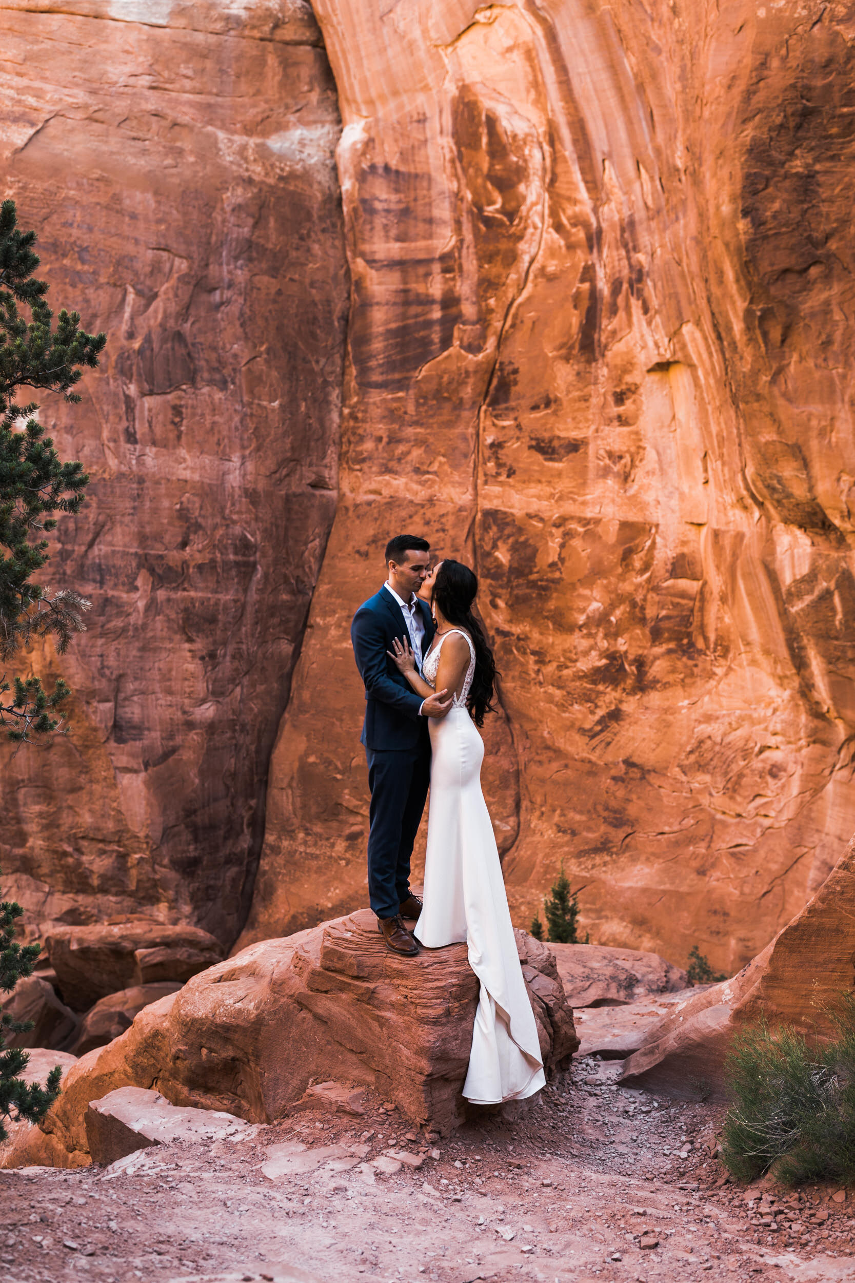 Sunrise elopement first look in Arches national park  | moab adventure wedding | the hearnes photography