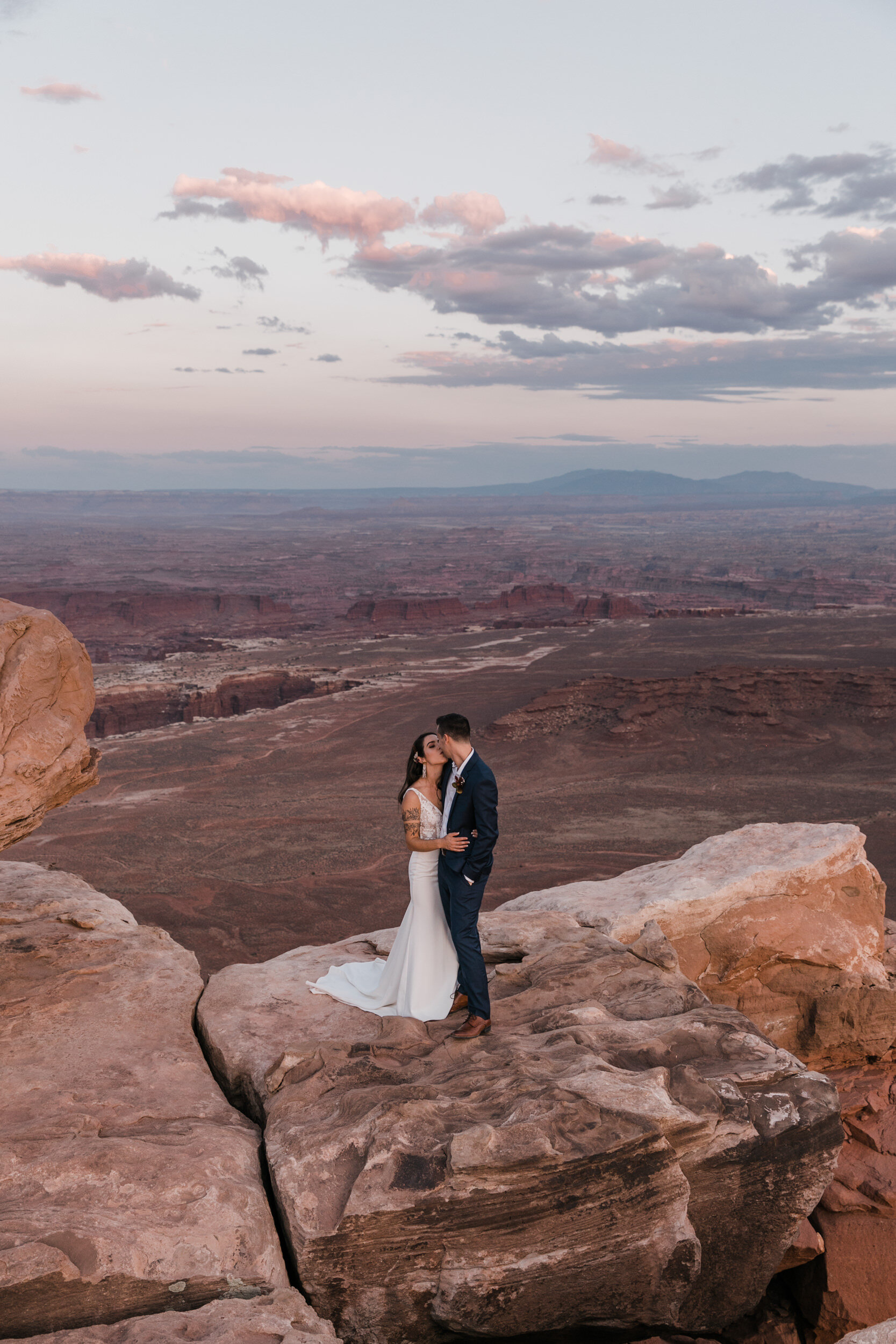 sunset elopement ceremony in canyonlands national park | moab adventure wedding | the hearnes photography