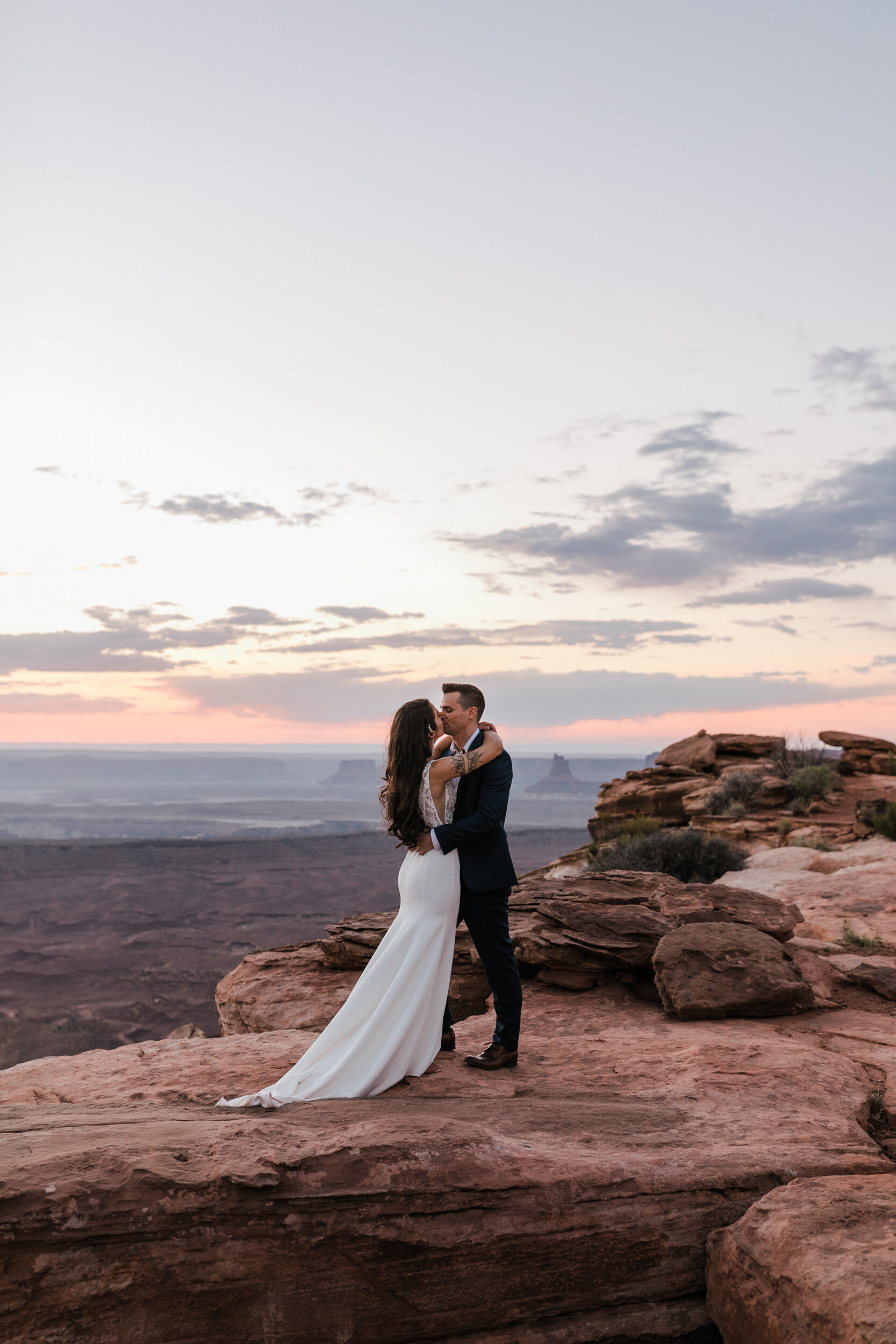 sunset elopement ceremony in canyonlands national park | moab adventure wedding | the hearnes photography