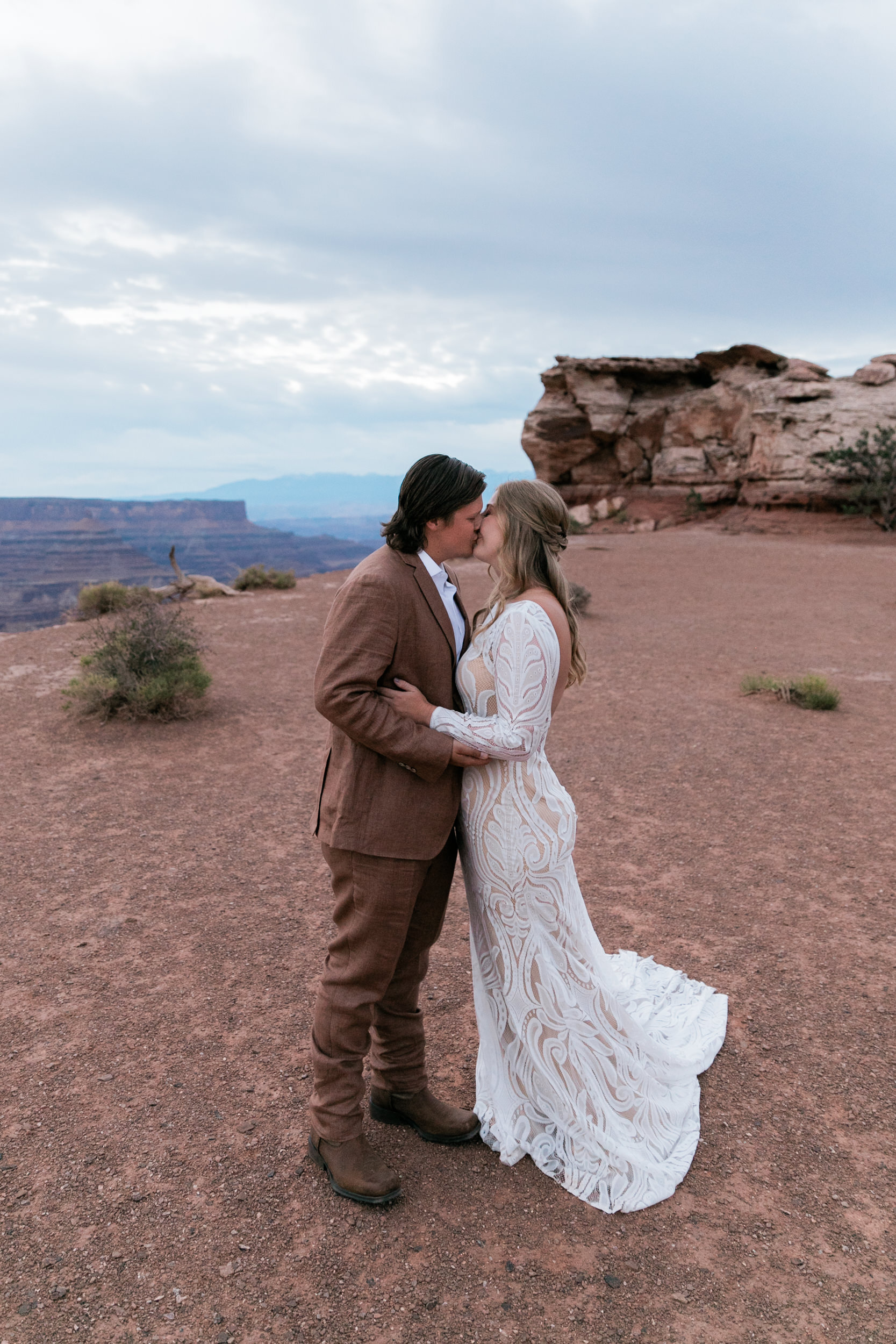 Last-minute elopement wedding in Moab, Utah | Elopement with kids | Wedding Photos with a baby | The Hearnes