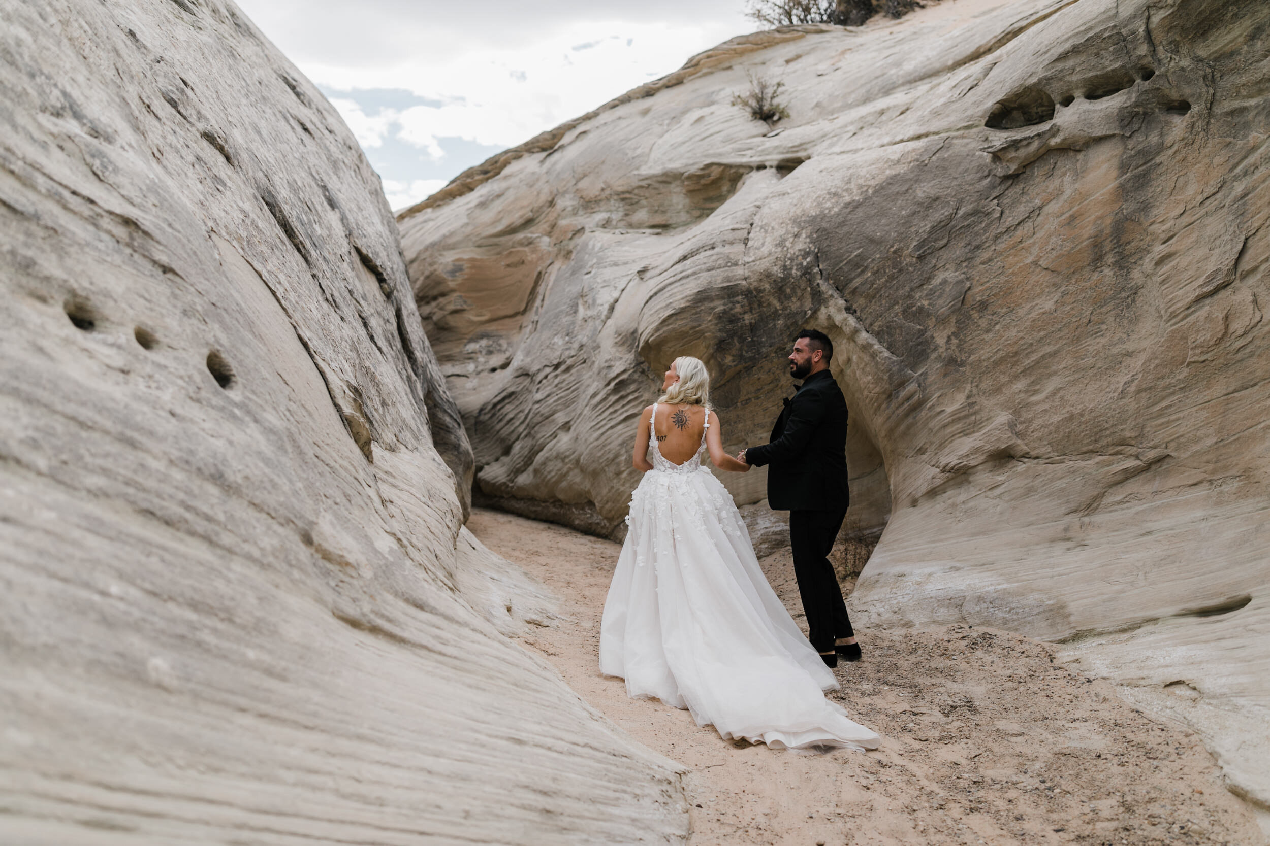 Slot Canyon hike in Utah at an Amangiri Elopement | The Hearnes Photography