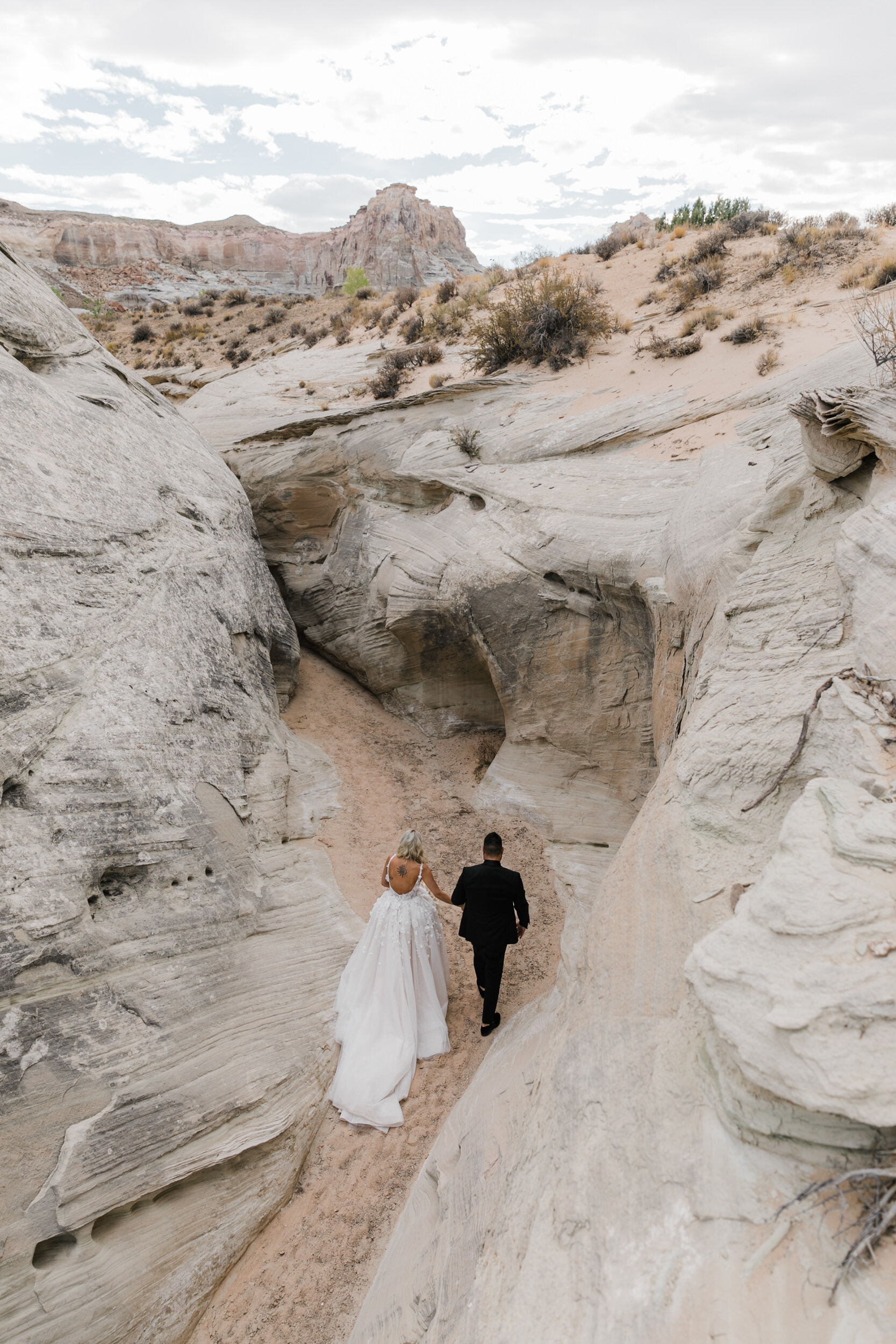 Slot Canyon hike in Utah at an Amangiri Elopement | The Hearnes Photography