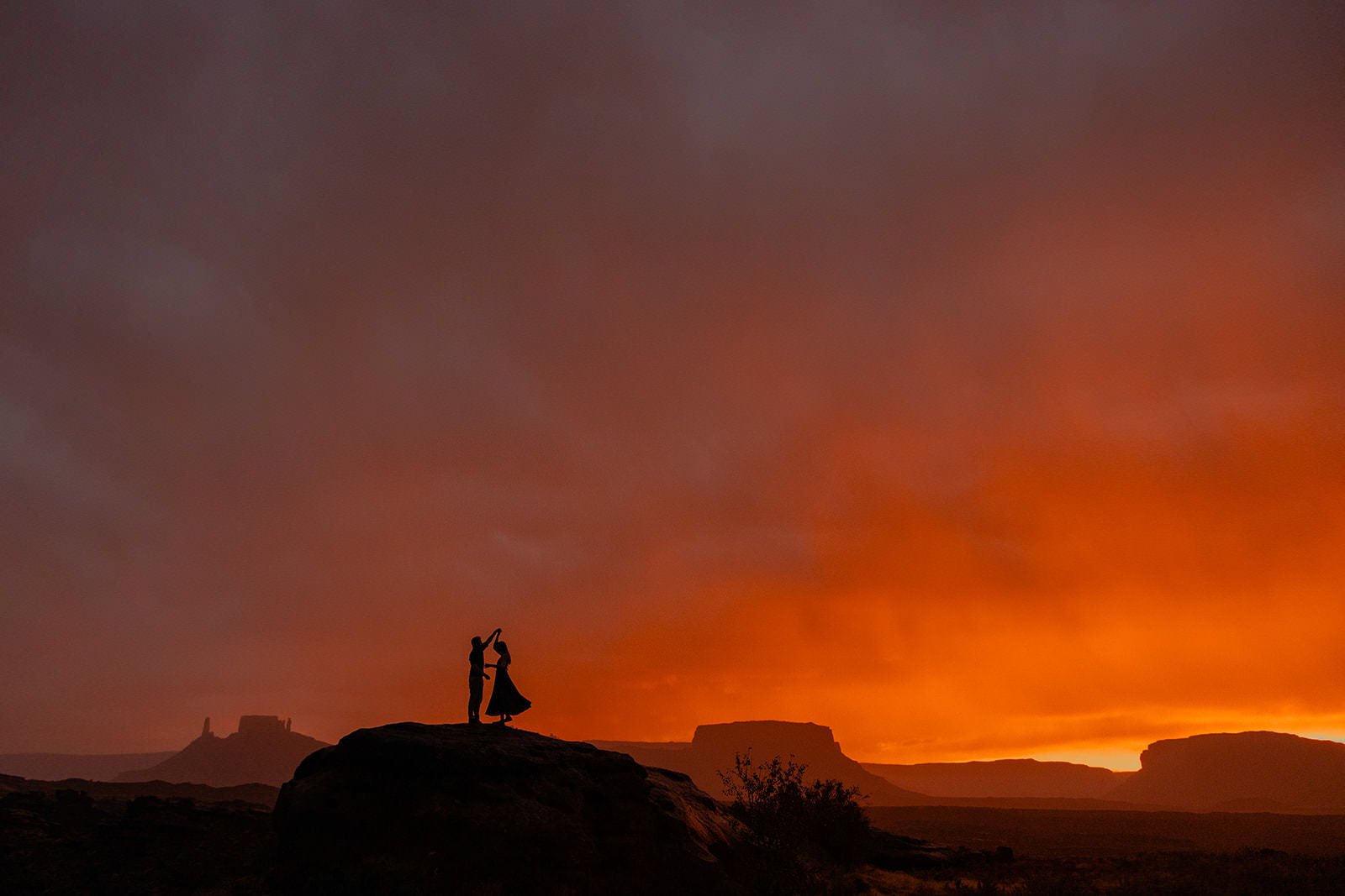 Stormy sunset engagement photos in Moab | The Hearnes Elopement Photography