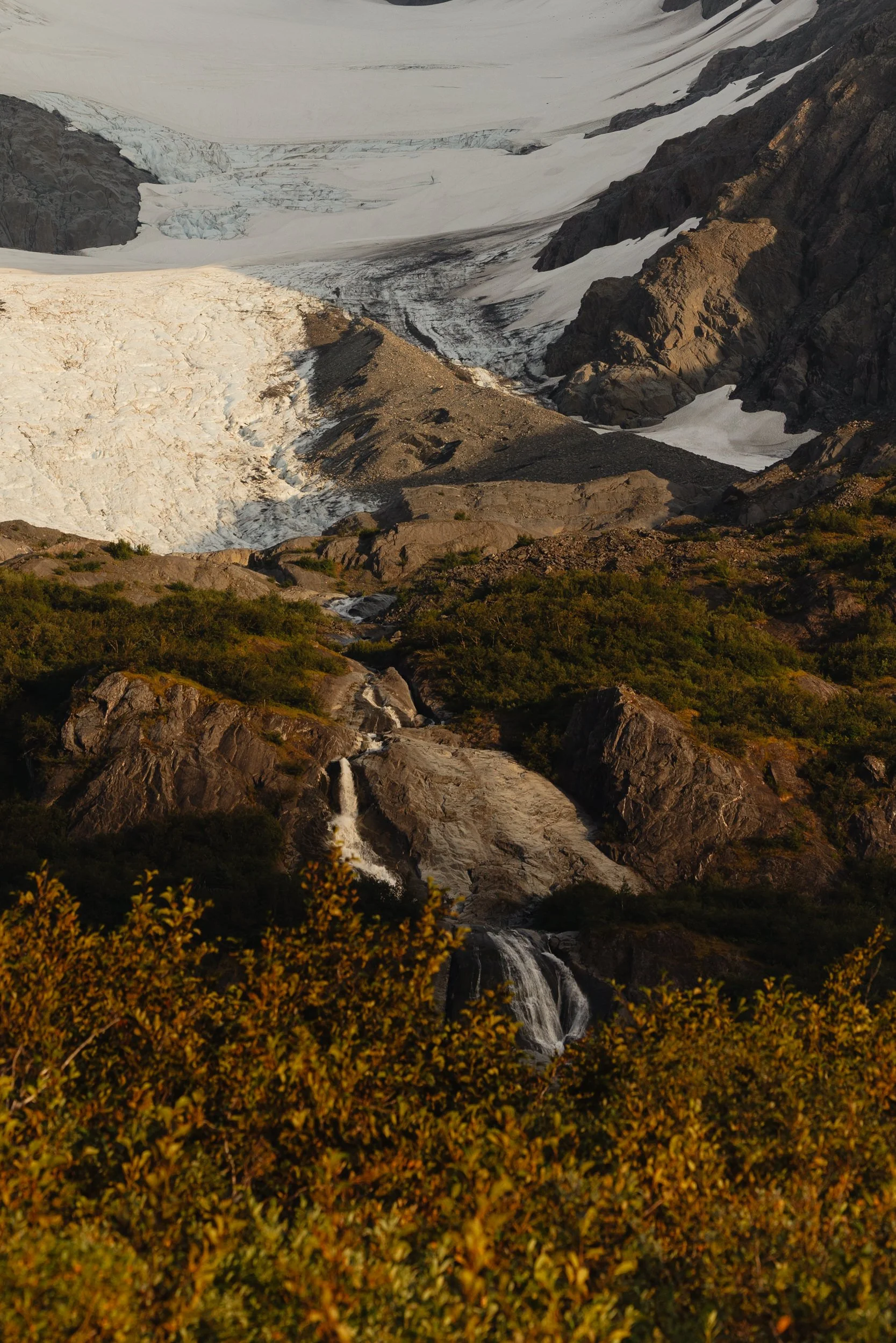 Hiking mountain top elopement in Alaska surrounded by glaciers | the hearnes adventure photography