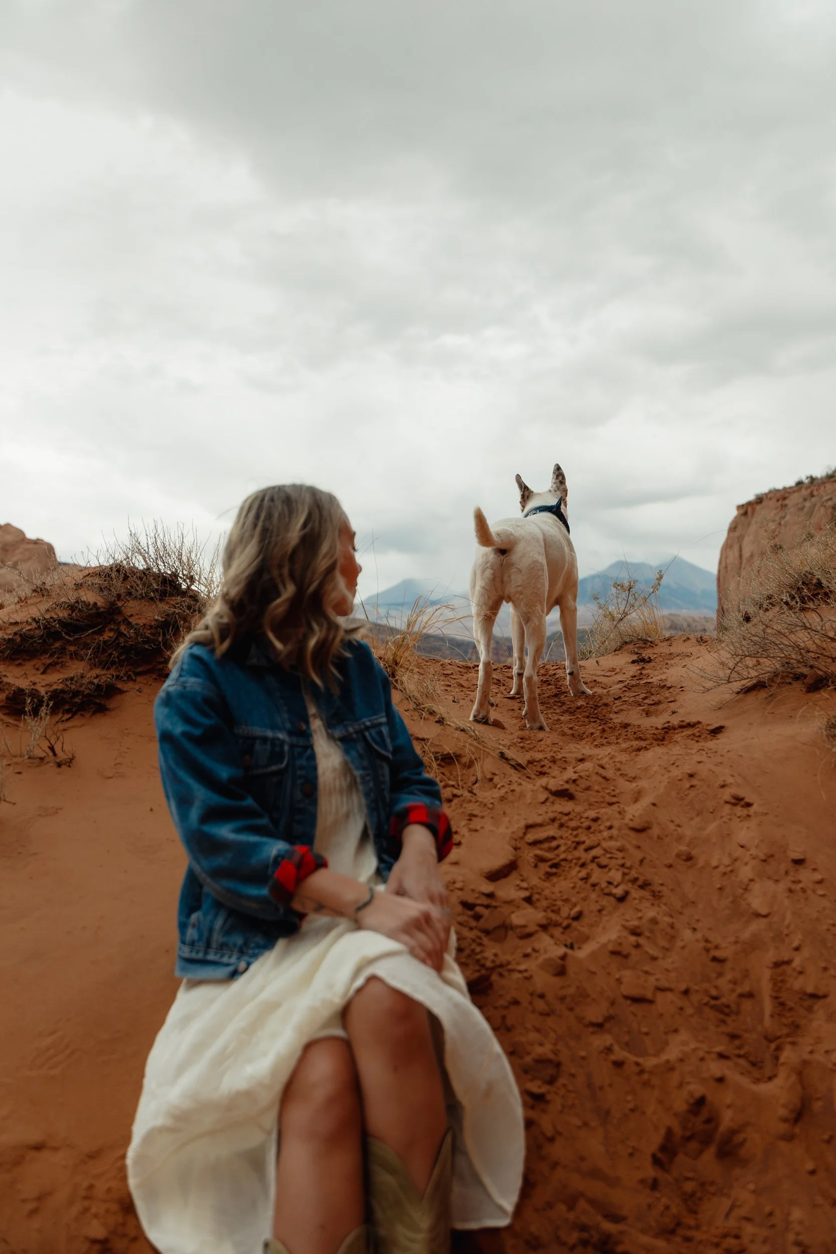 Moab, Utah elopement with dogs in the desert | The Hearnes Adventure PhotographyMoab, Utah elopement in canyonlands national park | The Hearnes Adventure Photography