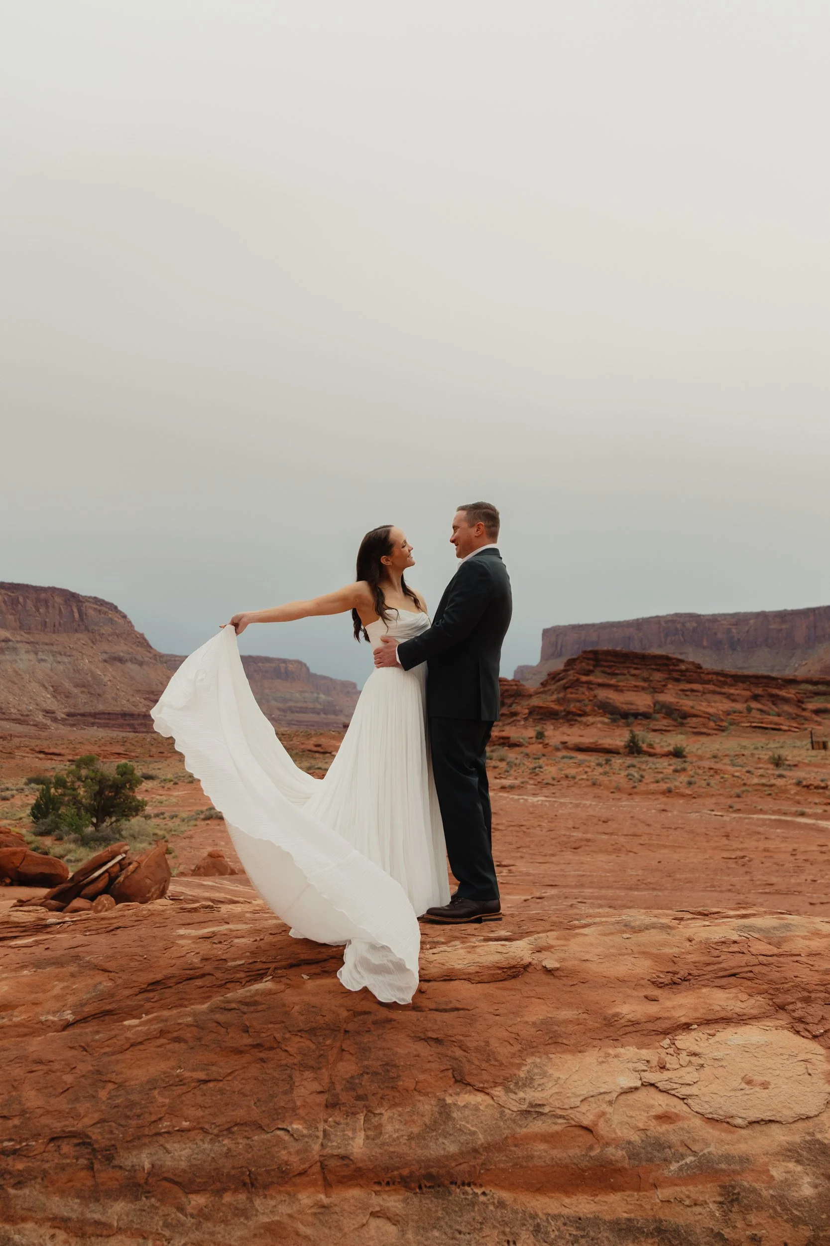 rainy moab elopement with the hearnes