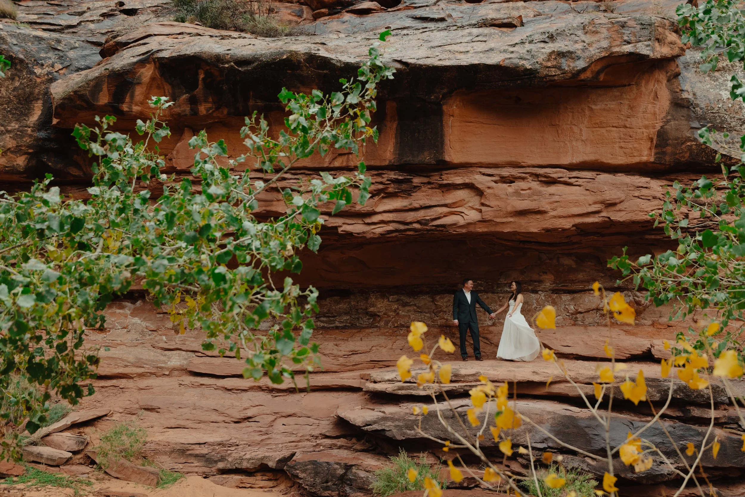 rainy moab elopement with the hearnes