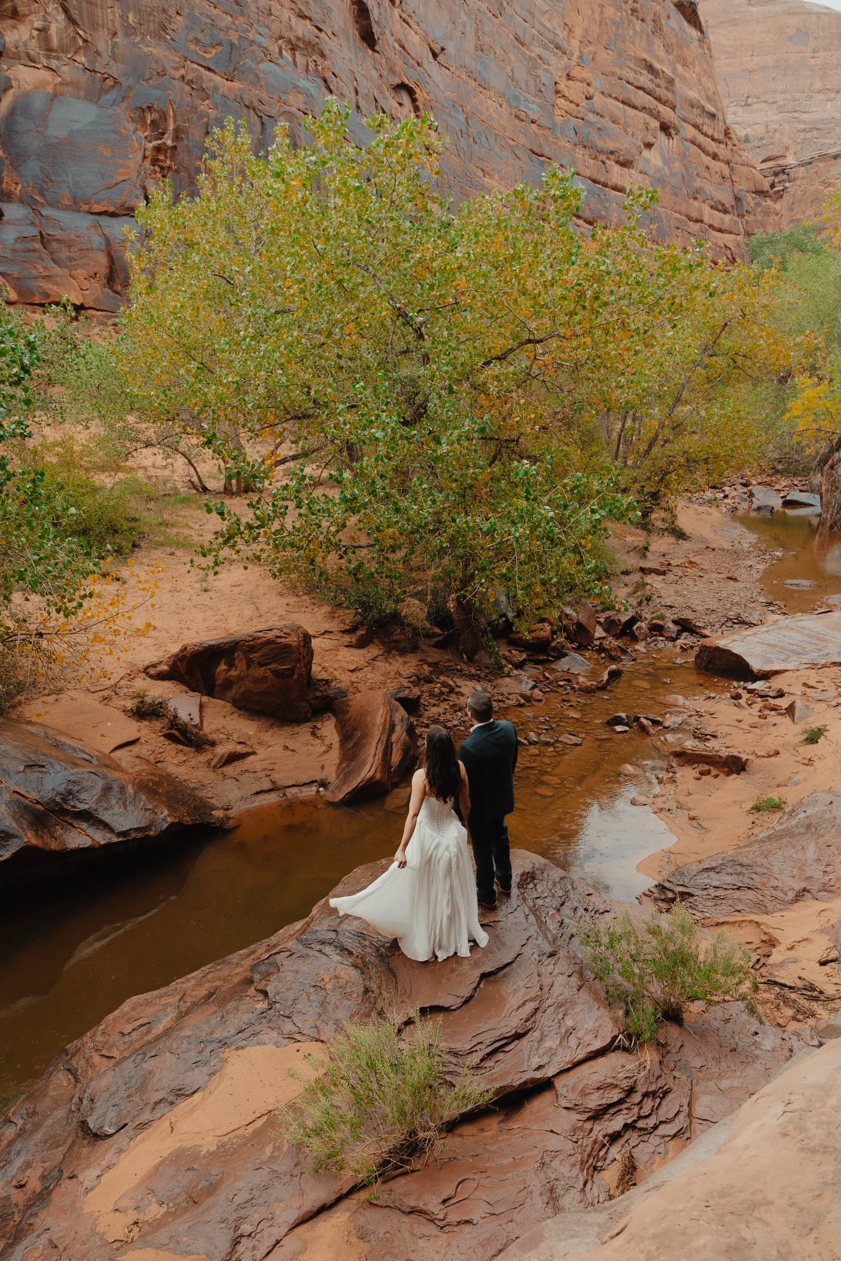 rainy moab elopement with the hearnes