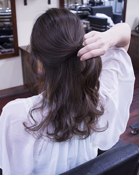 1) Separate your hair into two parts, top and bottom. Tie the top part of your hair with a small elastic and make it loose.