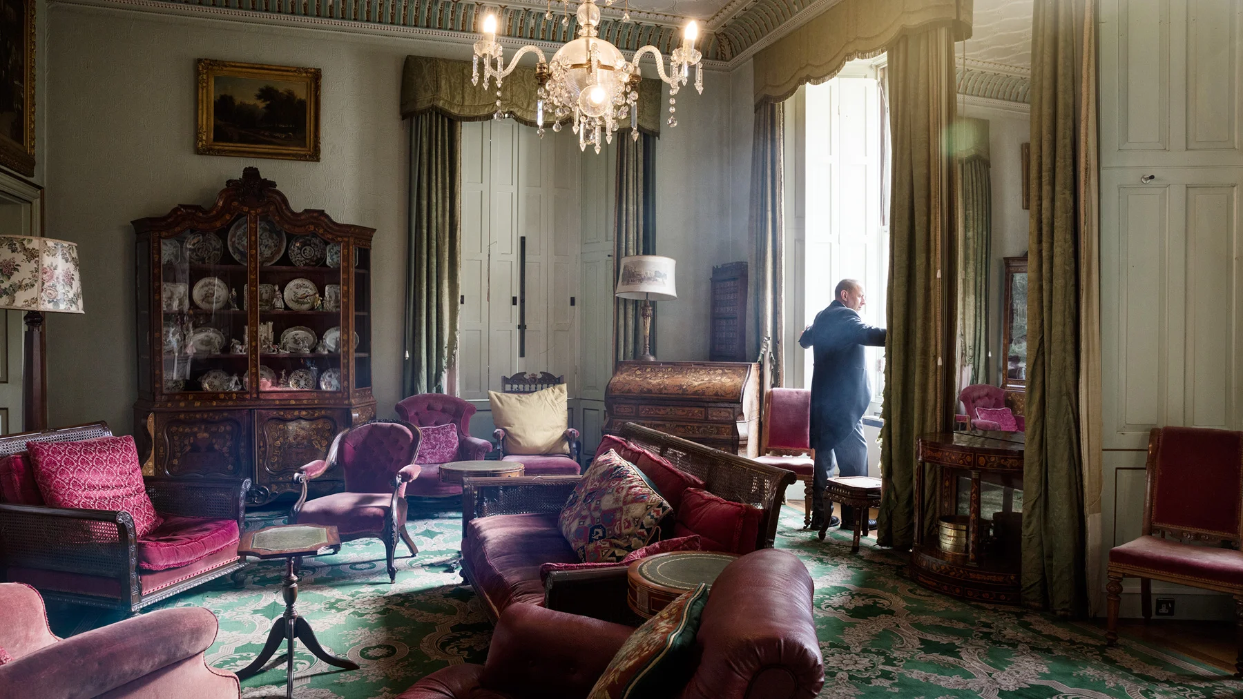 henrik-knudsen-the-manor-01.jpg