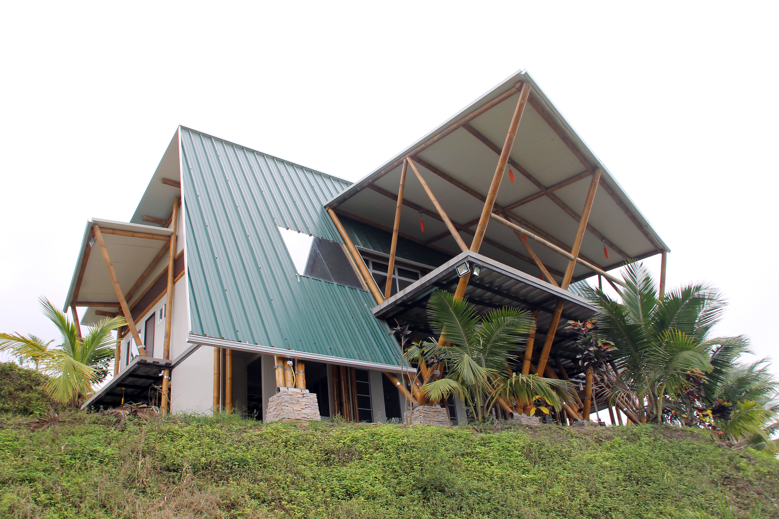 INSTINTO ARQUITECTURA | ARQUITECTURA MODERNA ECUADOR—CASA MOMPICHE  construccion en bambu