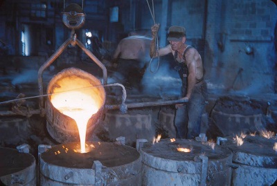 Kenneth C. Jones pouring iron at Green Colonial Furnace Company, Des Moines, Iowa, 1950