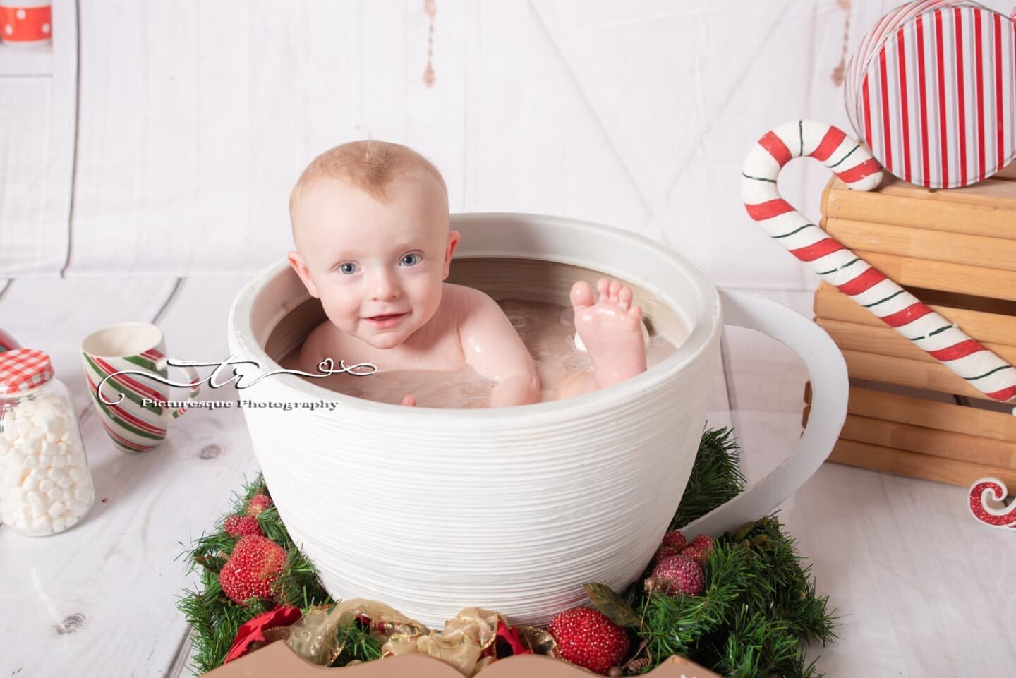 It's the toes for me 😅
.
#trpicturesque #hotcocoasessions #hotchocolate #hotcocoa #christmasphotos #sittersession #10months #10monthsold #adorable #santababy #marshmallow #candycane #baby #babyinacup #chunkybaby #winter #happiness
