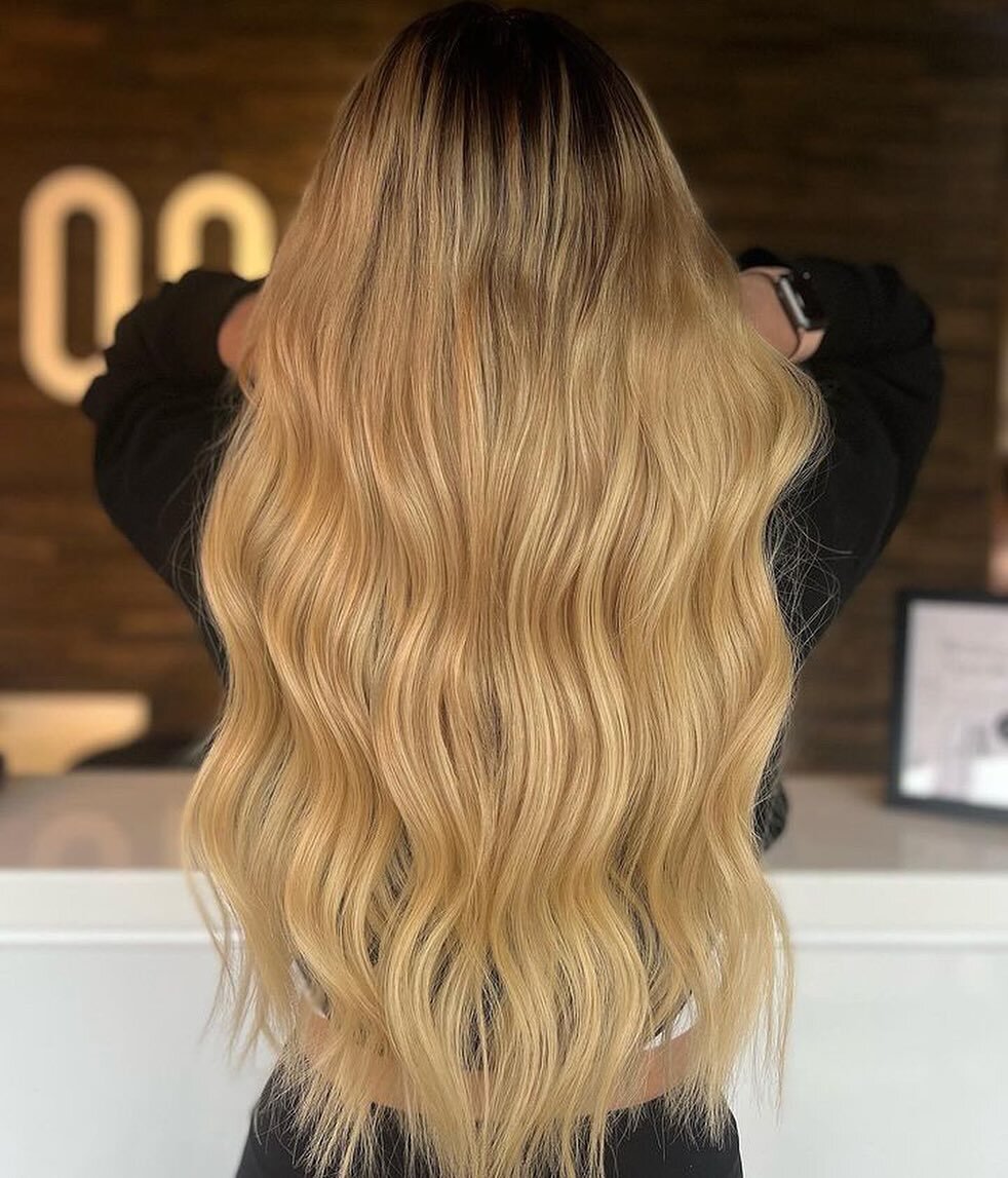 This hair is the MANE attraction 🤍🤍

20&rdquo; Volume @bellamihairpro Weft Extension Install + Root Melt by @livinglavishwithlaken 

Transform your hair look with us by booking online at one10beauty.com or call us at 615.454.2873!!
.
.
.
#hairtrans