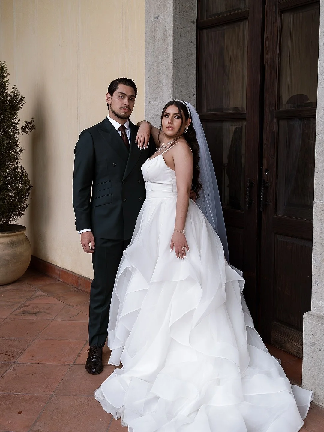 Hice las fotos de la boda de Karen y Mario en Hacienda La Puerta y solo puedo decir: &iexcl;wow con los detalles! Cada rinc&oacute;n ten&iacute;a algo pensado con cari&ntilde;o y buen gusto. La decoraci&oacute;n en tonos beige y blancos estaba incre&
