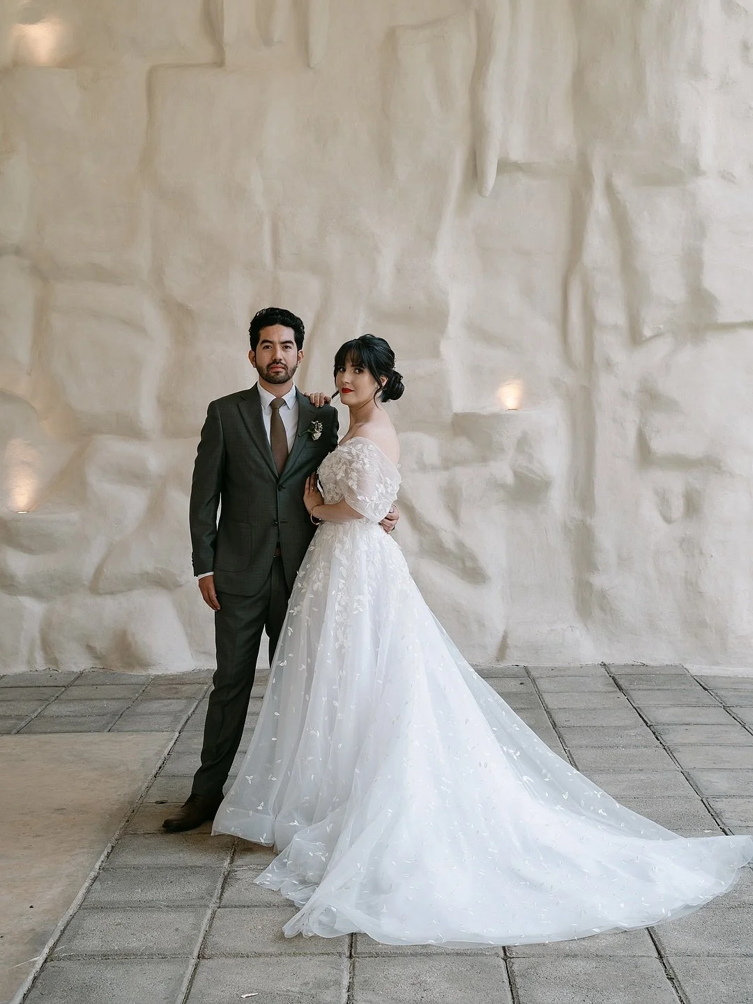 Melissa &amp; Daniel
Risas, abrazos largos, invitados muy queridos y todo fluyendo sin presi&oacute;n, como cuando sabes que est&aacute;s justo donde quieres estar. Entre tonos neutros, verdes olivo y esa textura brutal del lugar, cada momento ten&ia