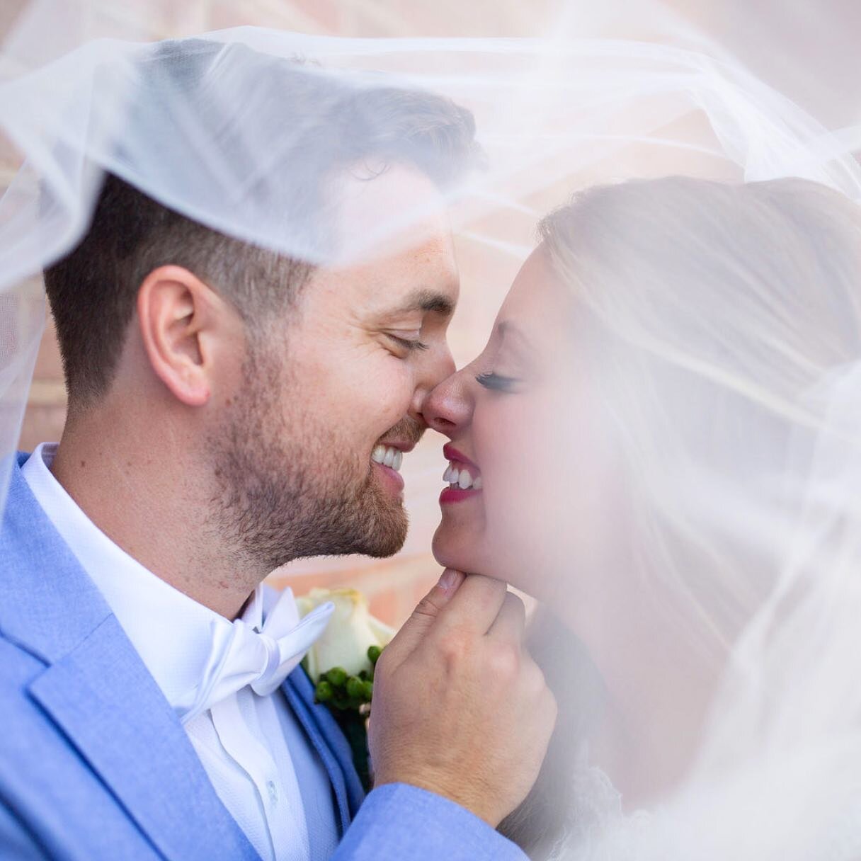 These love birds!!!! What were you most excited about happening after your wedding day?! Mine was starting a family immediately lol.
.
.
.
.
.
#Louisvilleky #weddingideas #weddingphotography #photo #portrait #weddingcake #gorgeous #beautiful #igphoto