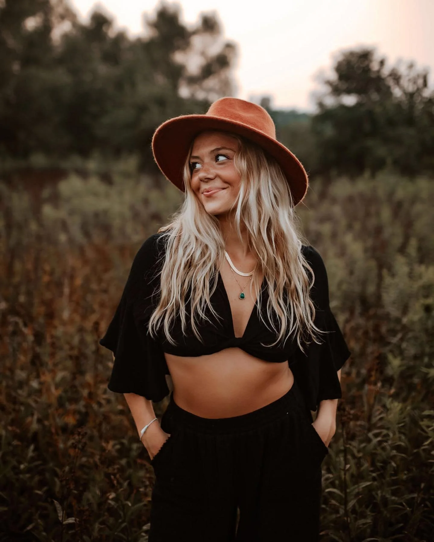 You guyyyys. 🔥 🔥 
I&rsquo;m over here dying, this senior session was a dream and we pretty much had the time of our lives 🤣😂
.
.
@annepphipps #seniorpictures #senior #seniorphotos #louisvilleky #boho #outfitoftoday #highschoolsenior #gorgeous #st