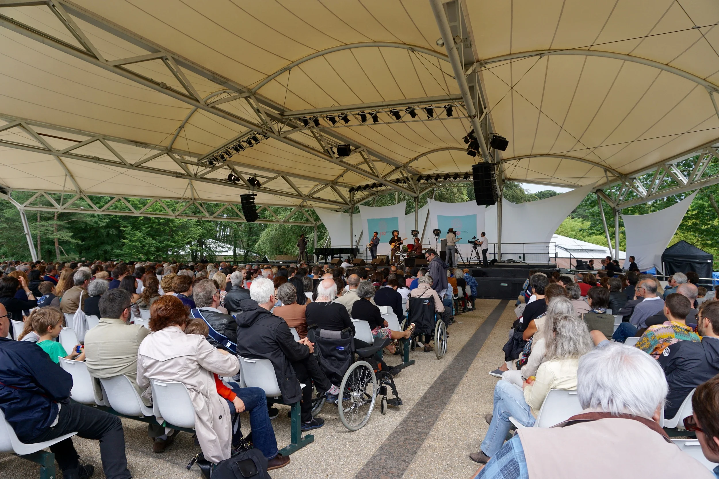 Sylvian Rifflet performs in Parc Floral de Paris.