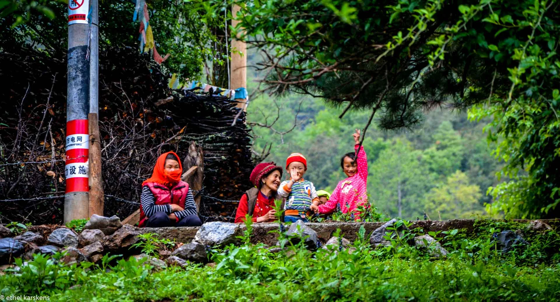 Women and gilrs at the Mosuo village