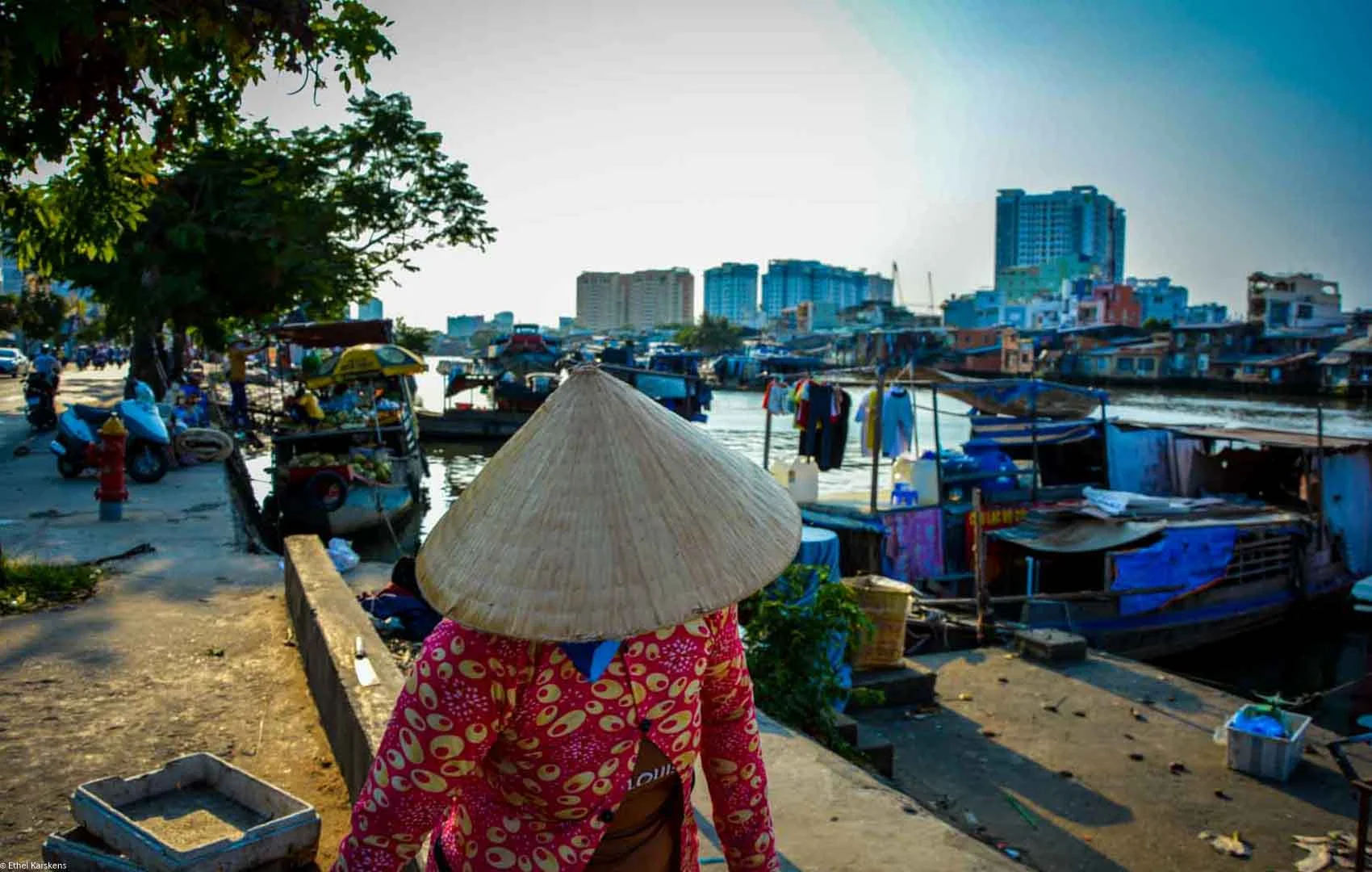 Femme se promenant aux bords du Kenh te