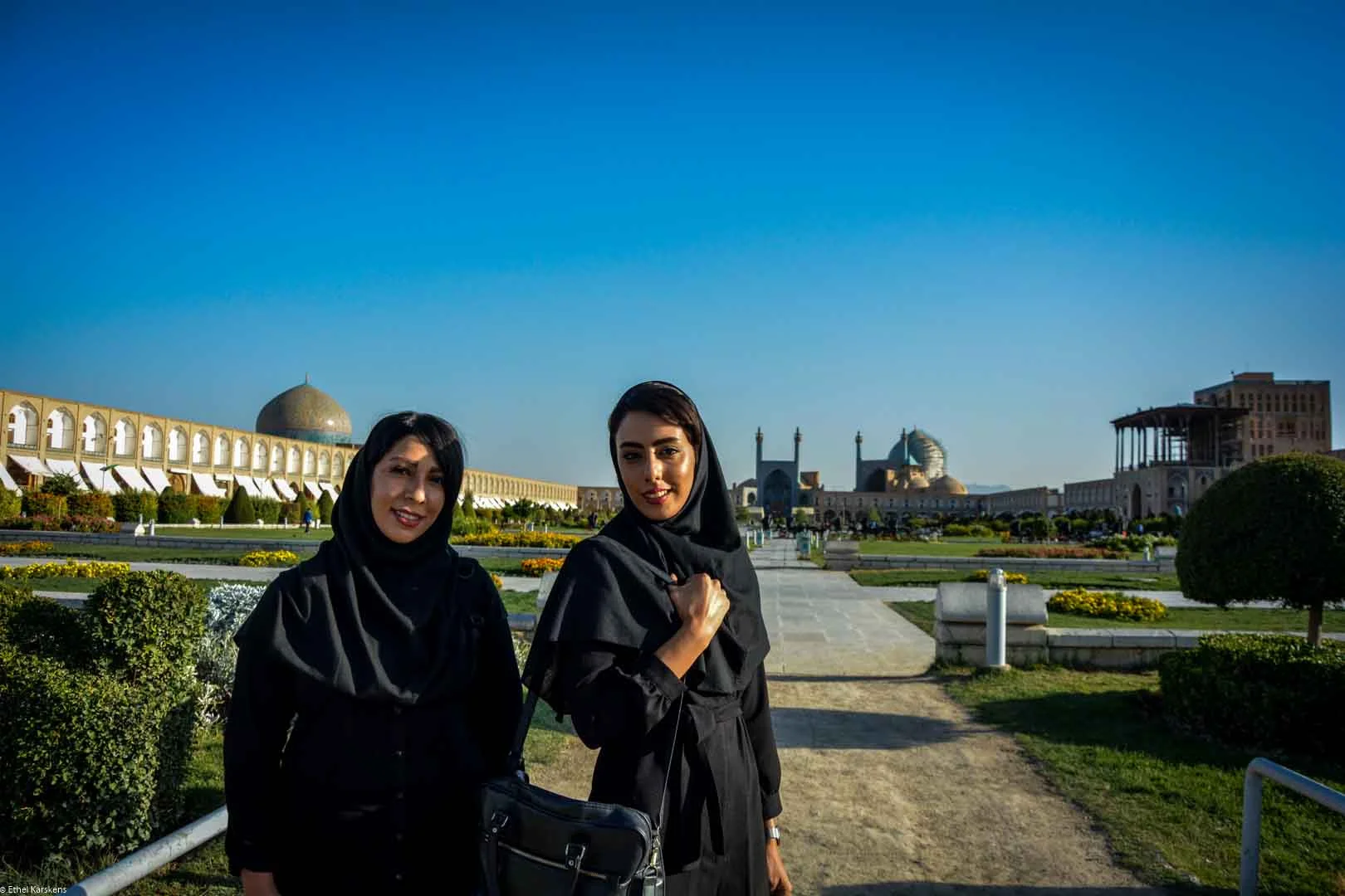 Deux femmes se promenant au square Naqsh-e Jahan 