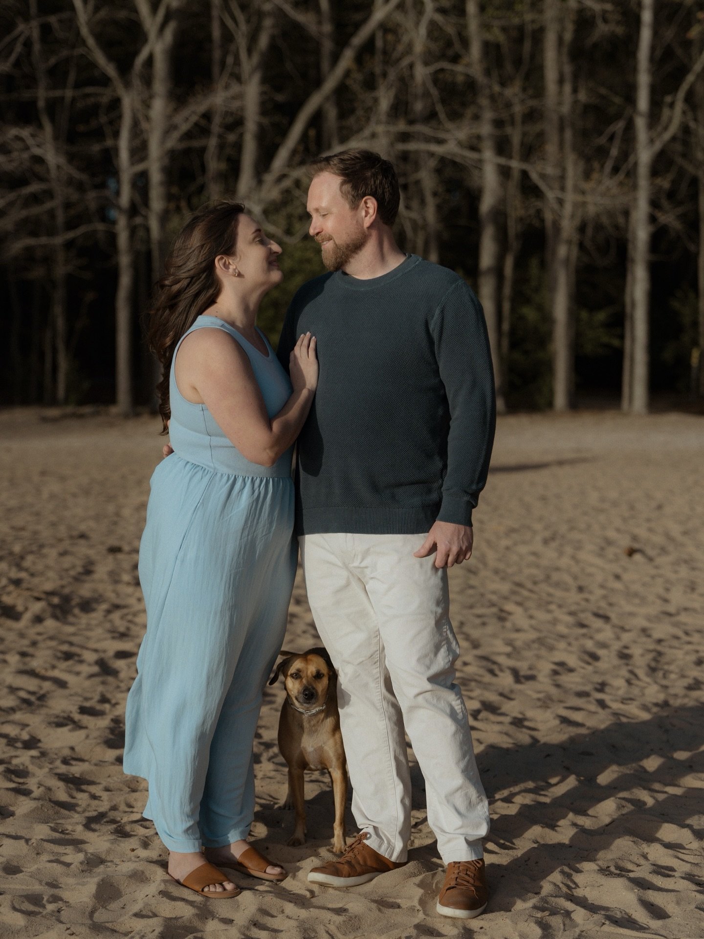 We had such a beautiful and fun engagement session with Poppy. She is a great helper to make Bobby and Jessica laugh. Good job, Poppy🐶. Woof!