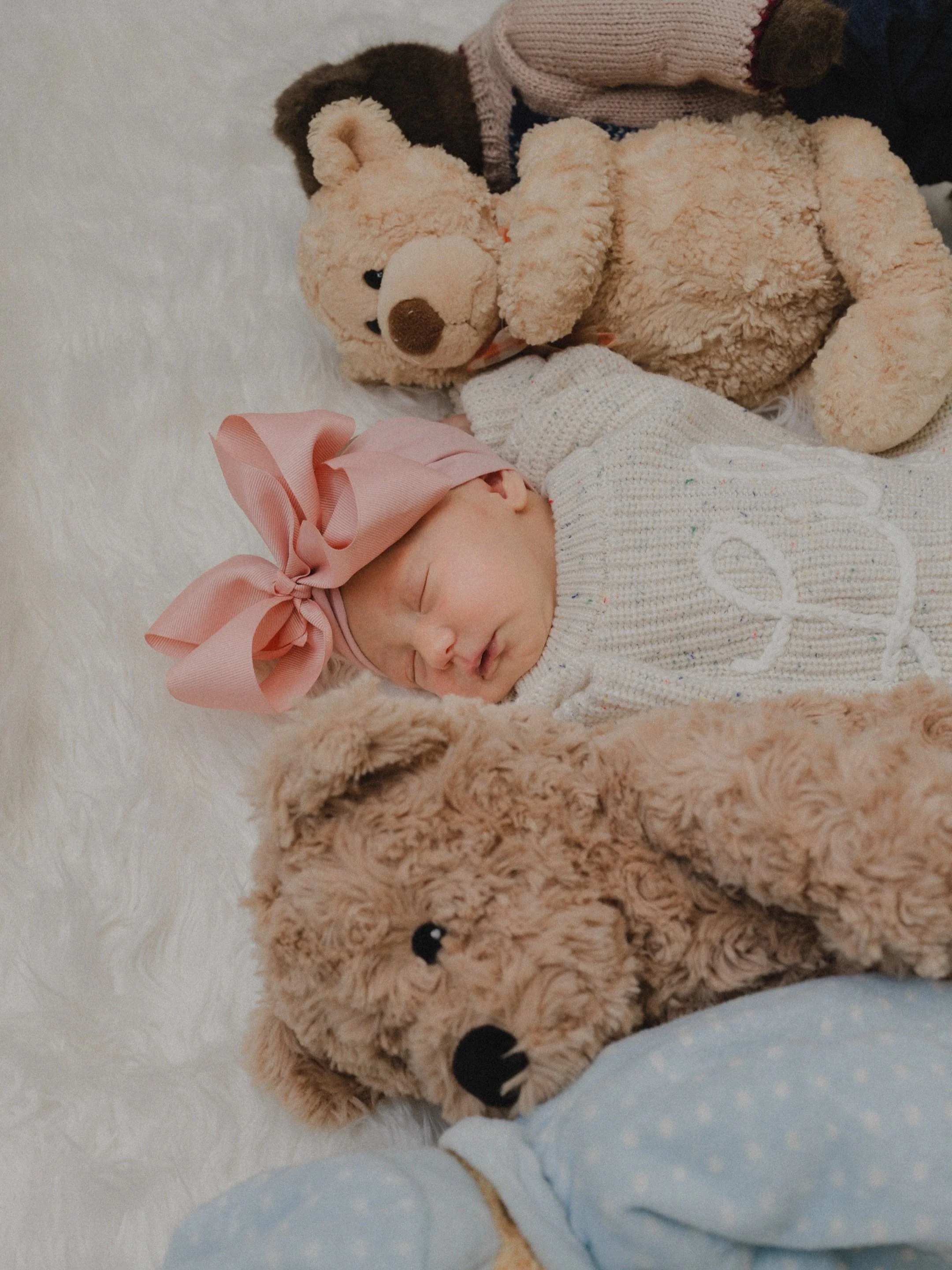 I do weddings and I also do newborn photography! I just met this precious baby, and had a pleasure to capture another milestone of my past couple. I fell in love with her❤️