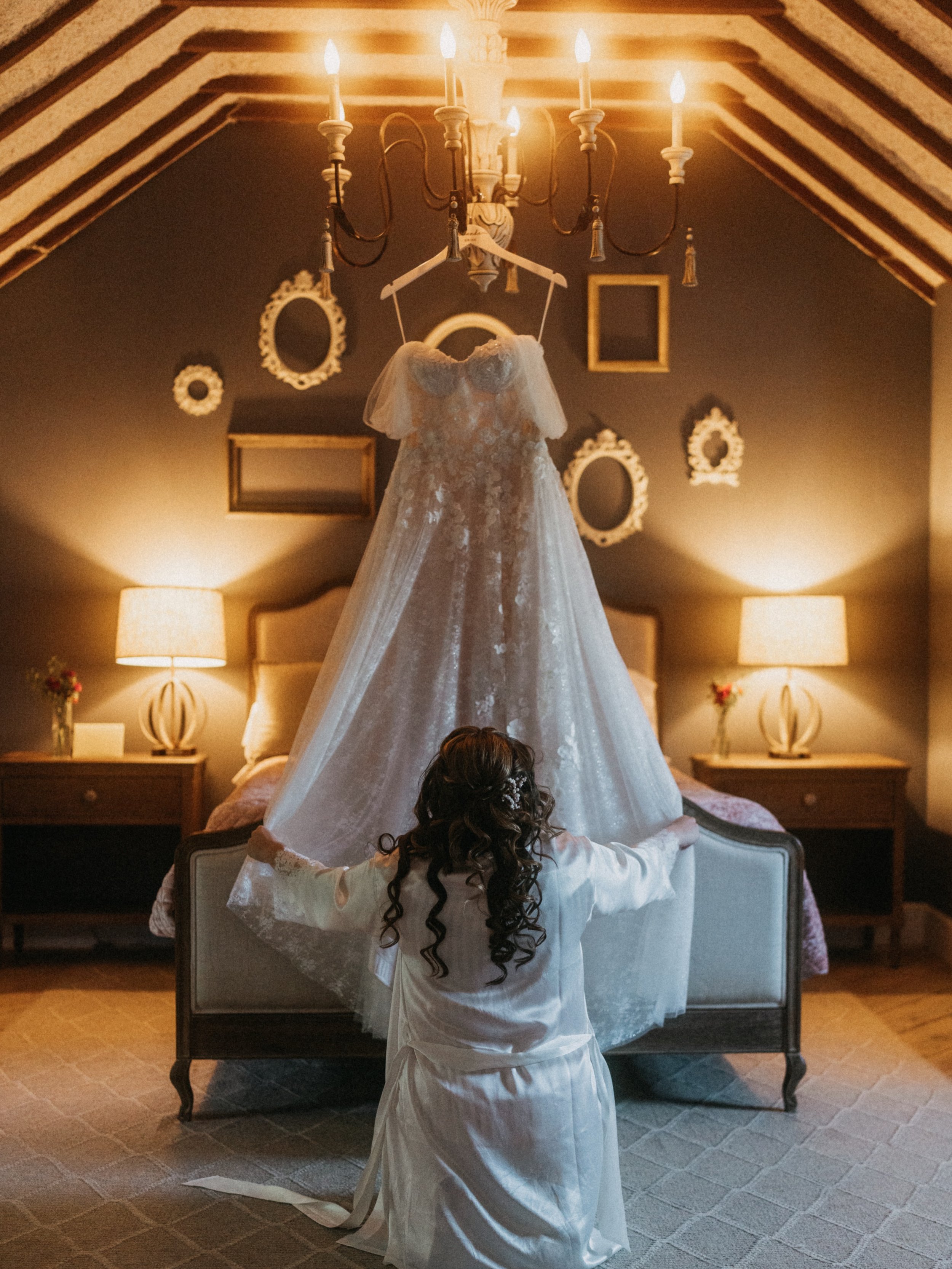 This is my favorite kind of lighting at weddings. Beautiful and romantic. @craftedcharmweddingplanning