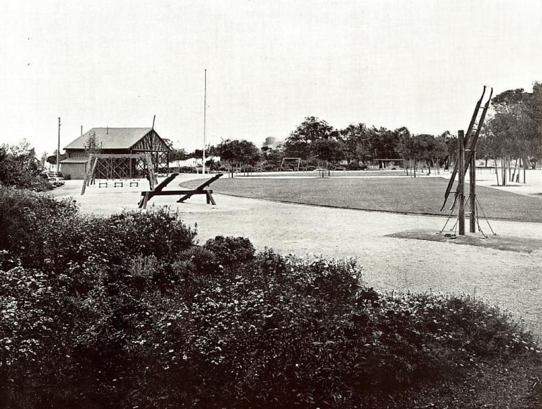 02_West Tce playground 1928  ACC archives.JPG