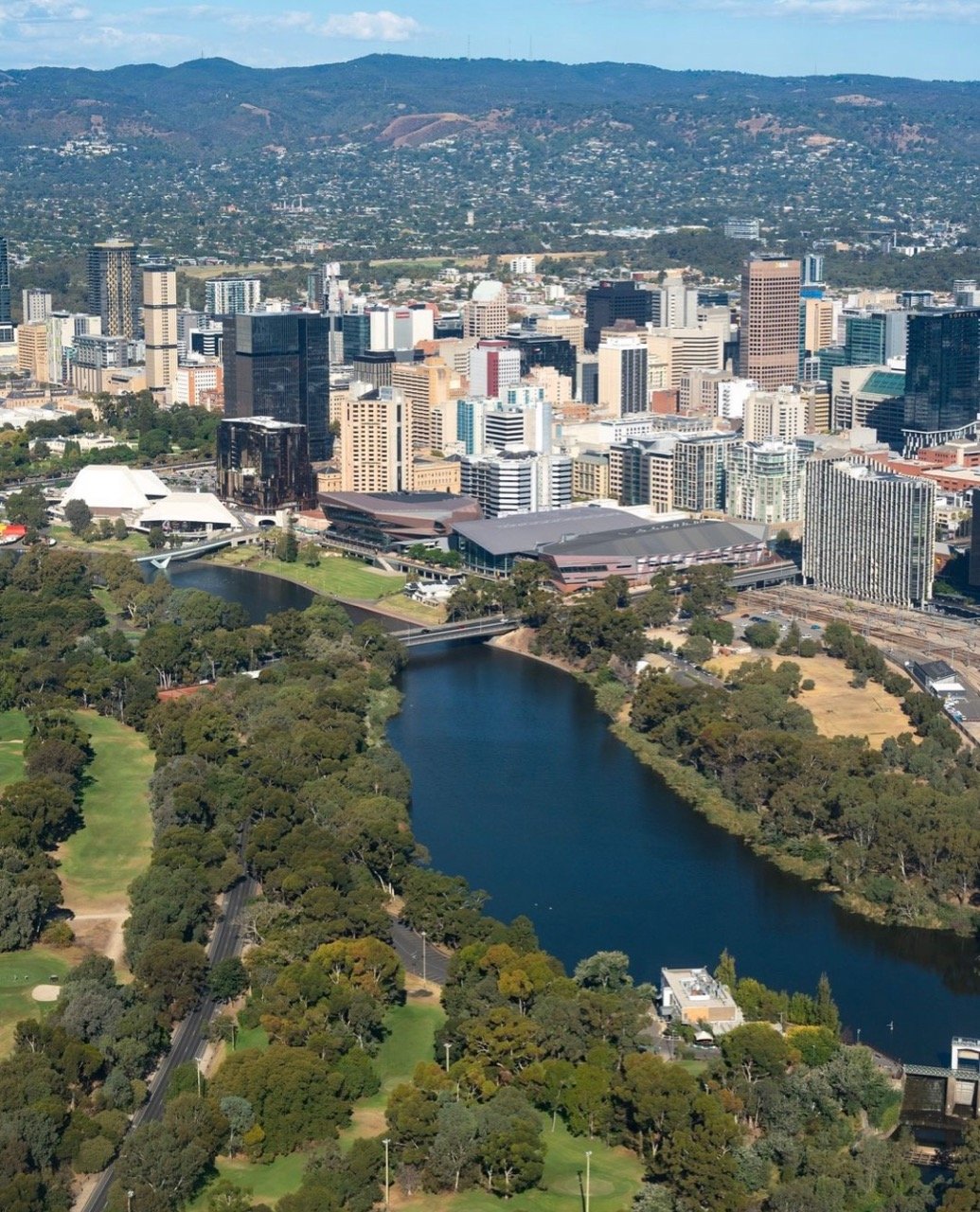 @dearlittlemango is behind this bird's eye view of the city. Love that autumnal clarity!

#adelaideparklands #picoftheday