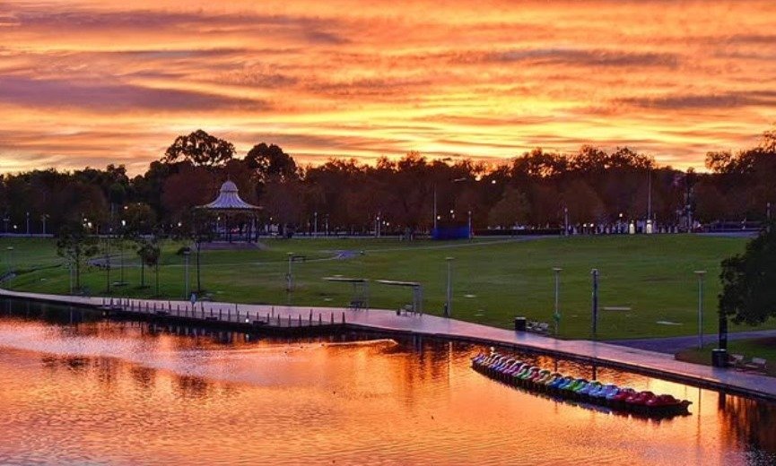 A winter sunrise in Tarntanya Wama (Park 26), featuring paddle boats and the iconic Elder Park Rotunda &mdash; beautifully captured by @samantha.buttery .

Enjoy this view any time of day by following the riverbank trail with our guide here: https://